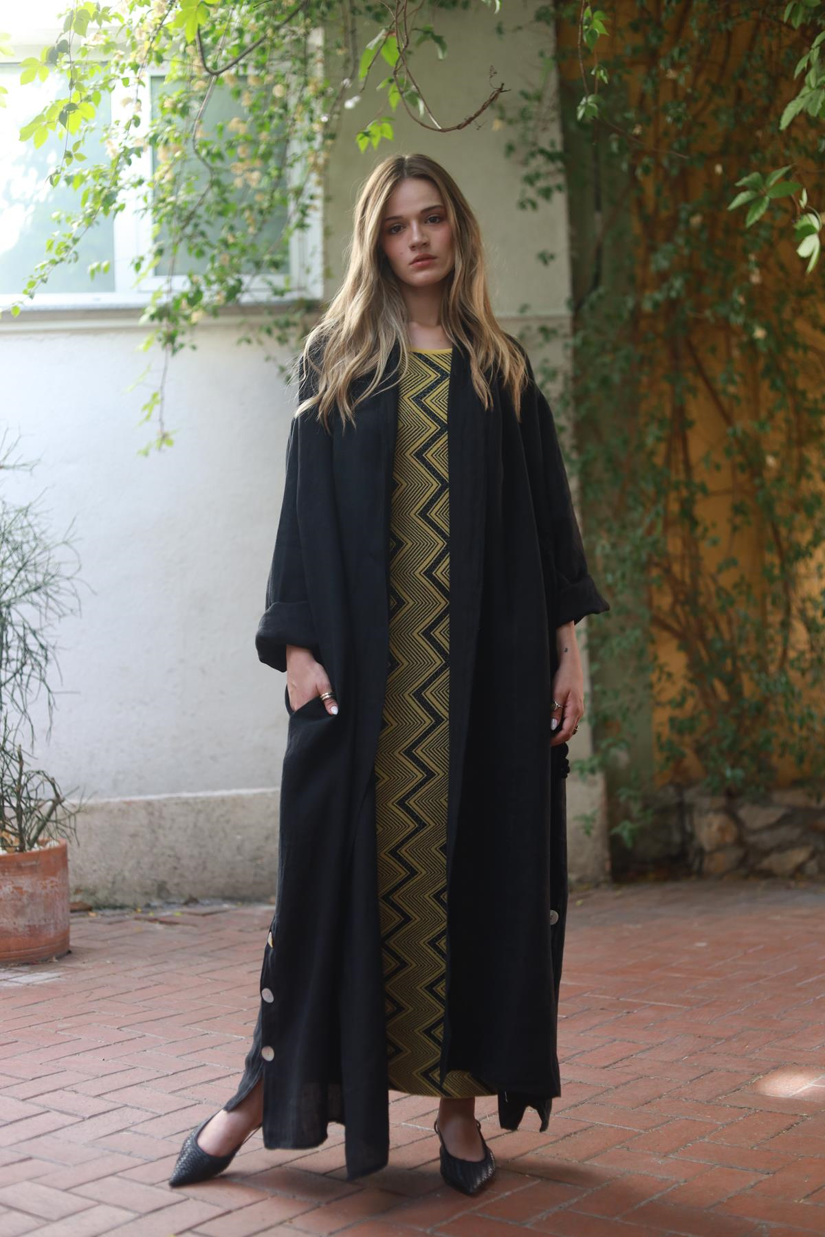 Siyah Düğme ve İp Detaylı Keten Kaftan