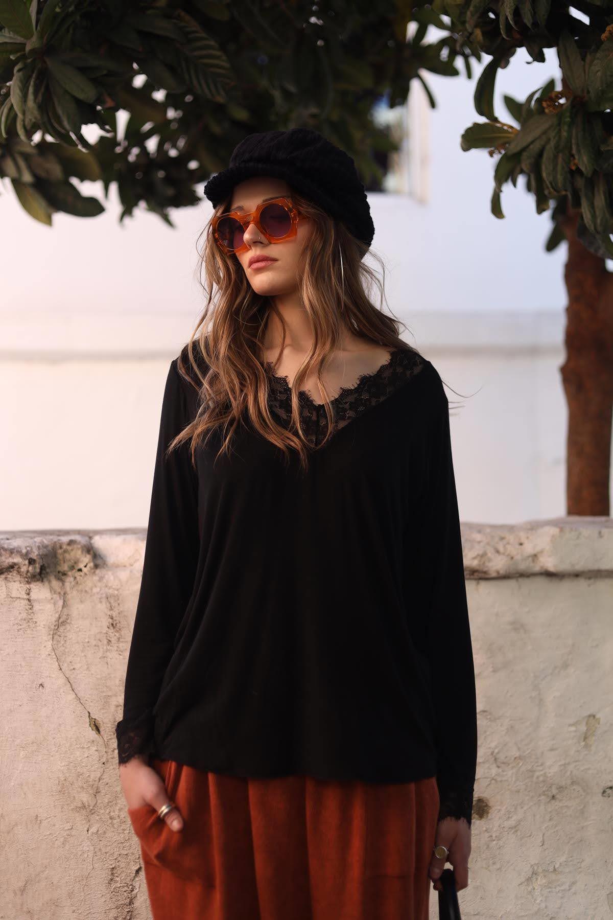 Siyah Yakası ve Manşetleri Dantelli Modal Bluz