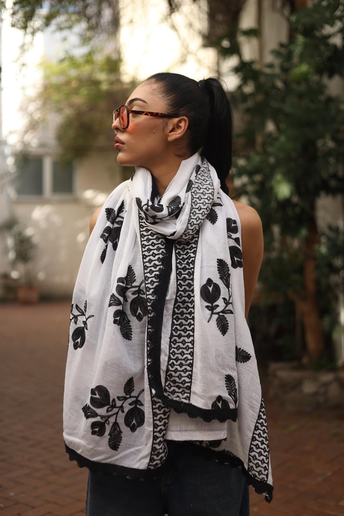 Beyaz Kenarları Dantelli Nakışlı Şal