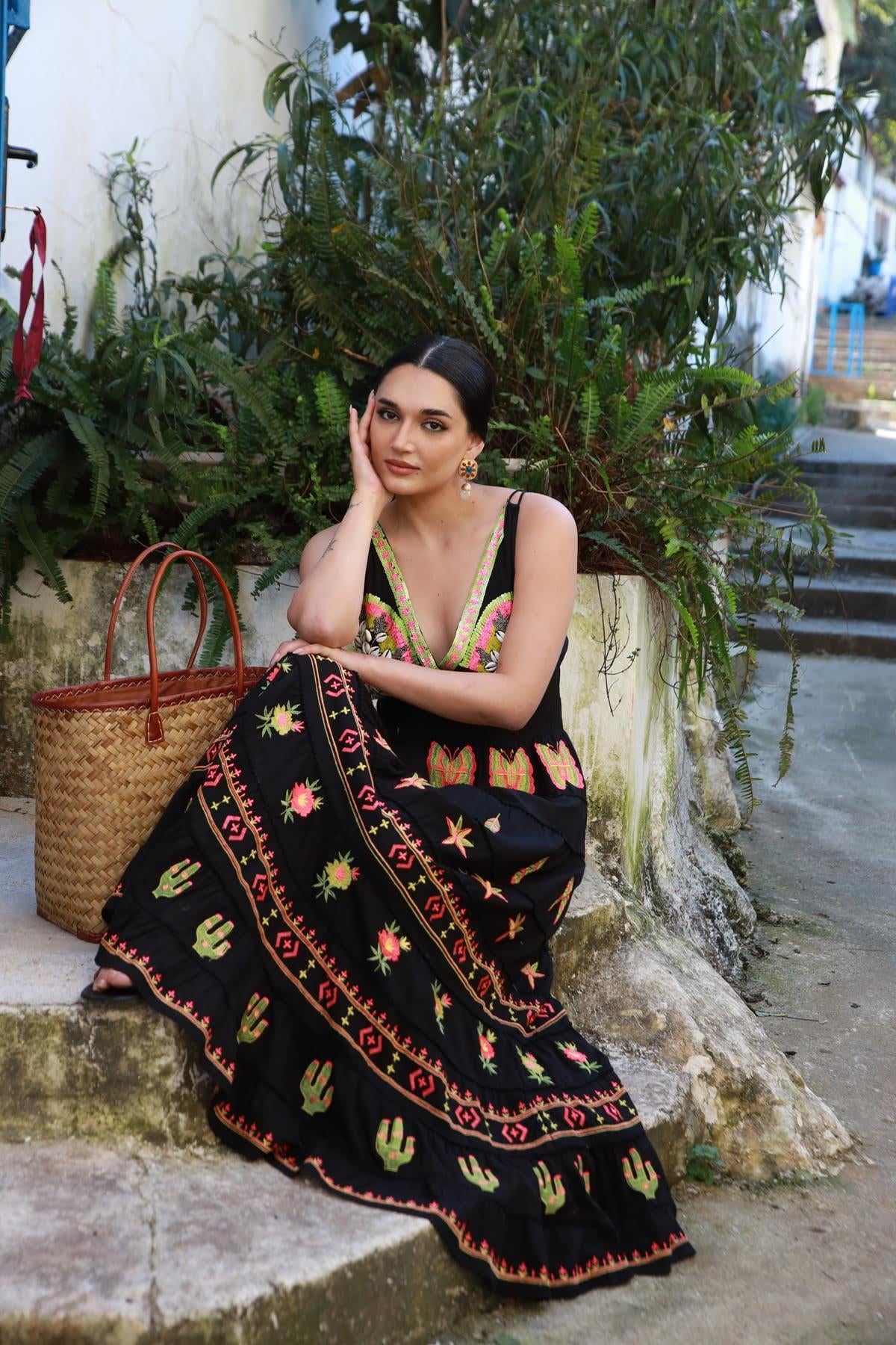 Siyah Pul ve Deniz Kabuklu Nakışlı Otantik Elbise