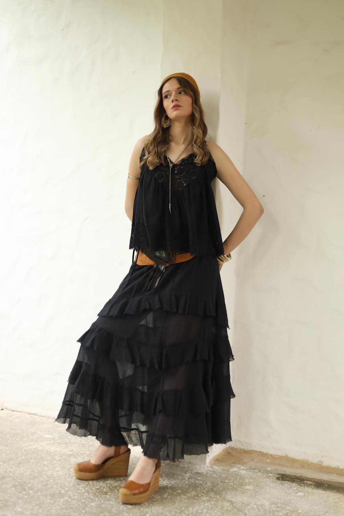 Siyah Sırtı Çapraz İnce Askılı Dantelli Bluz