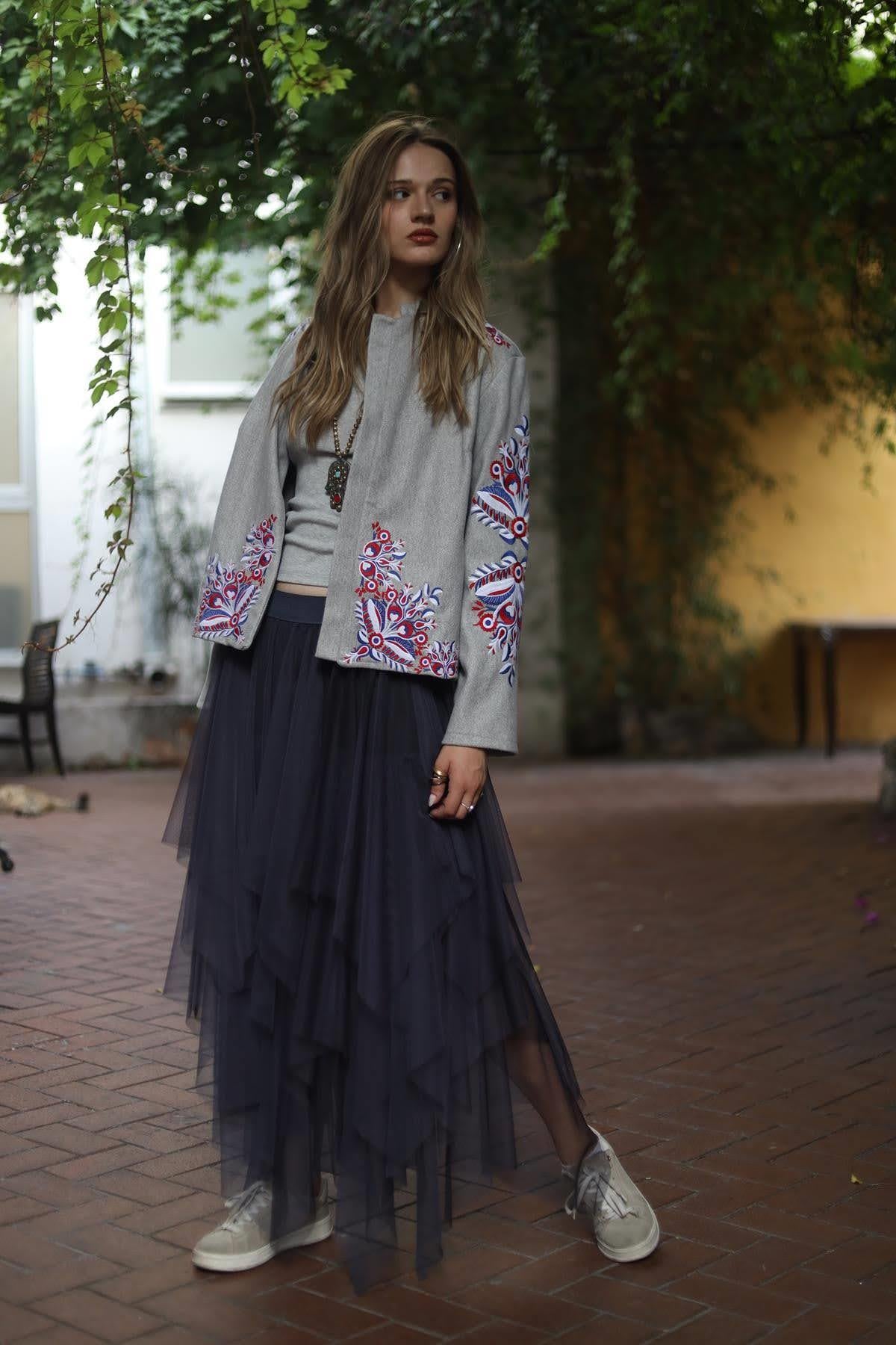 Gri Dikiş Detaylı Nakışlı Kaşe Ceket