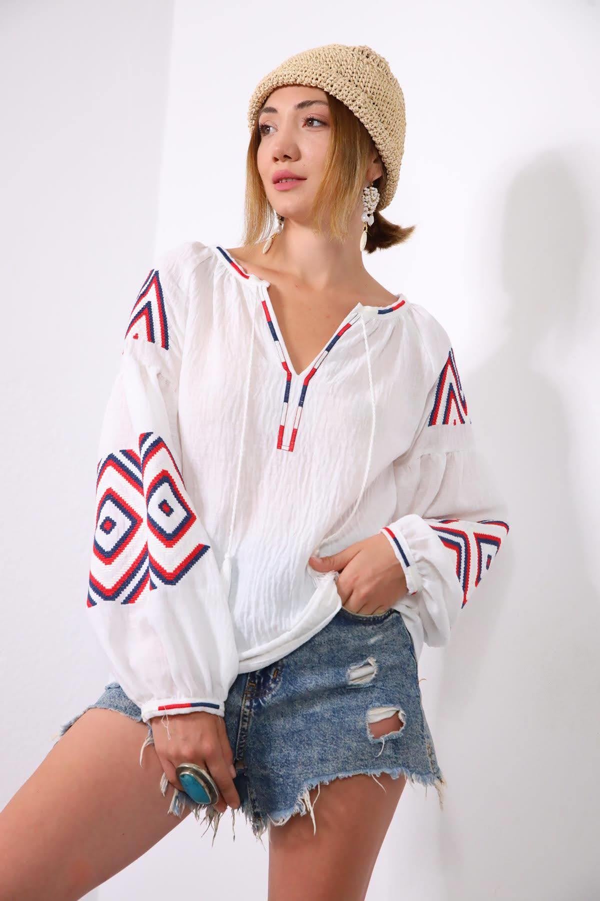 Beyaz Püsküllü Kesik Yaka Kolları İşlemeli Bluz - Şaman Butik Beyaz Püsküllü Kesik Yaka Kolları İşlemeli Bluz