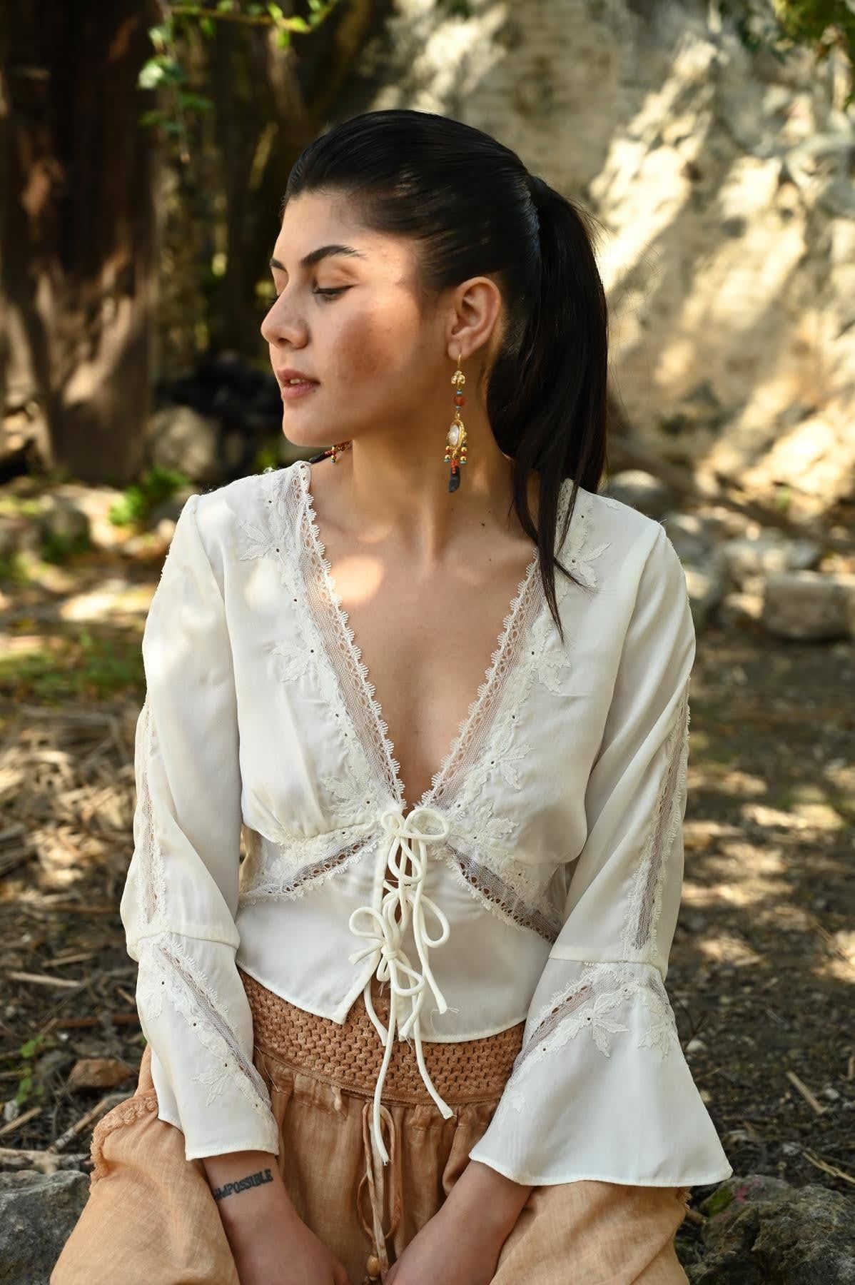 Ekru Önü Bağlamalı Kolları Volanlı Güpürlü Bluz