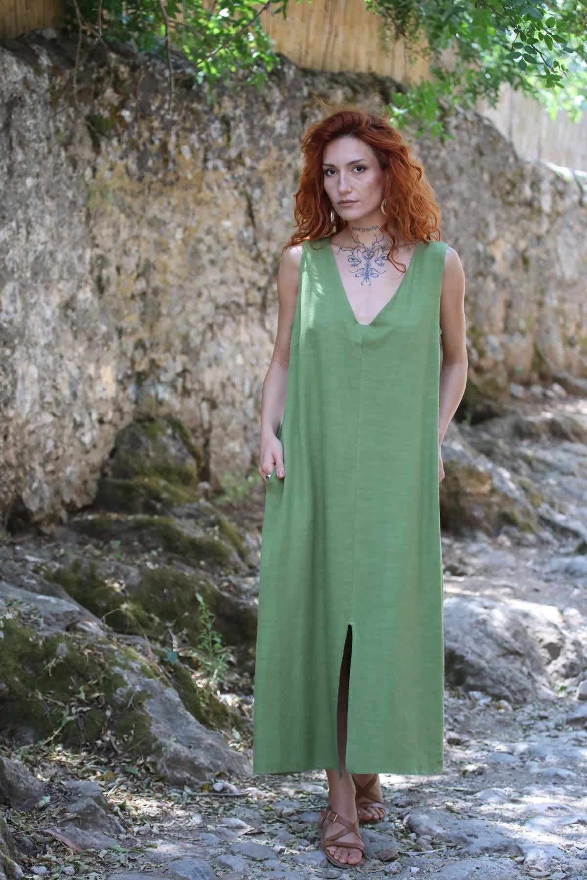 Yeşil V Yaka Yırtmaçlı Kolsuz Elbise