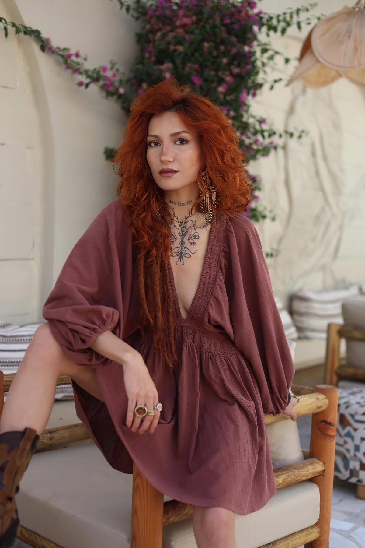 Tarçın Rengi Beli ve Yakası Gipeli Kısa Elbise