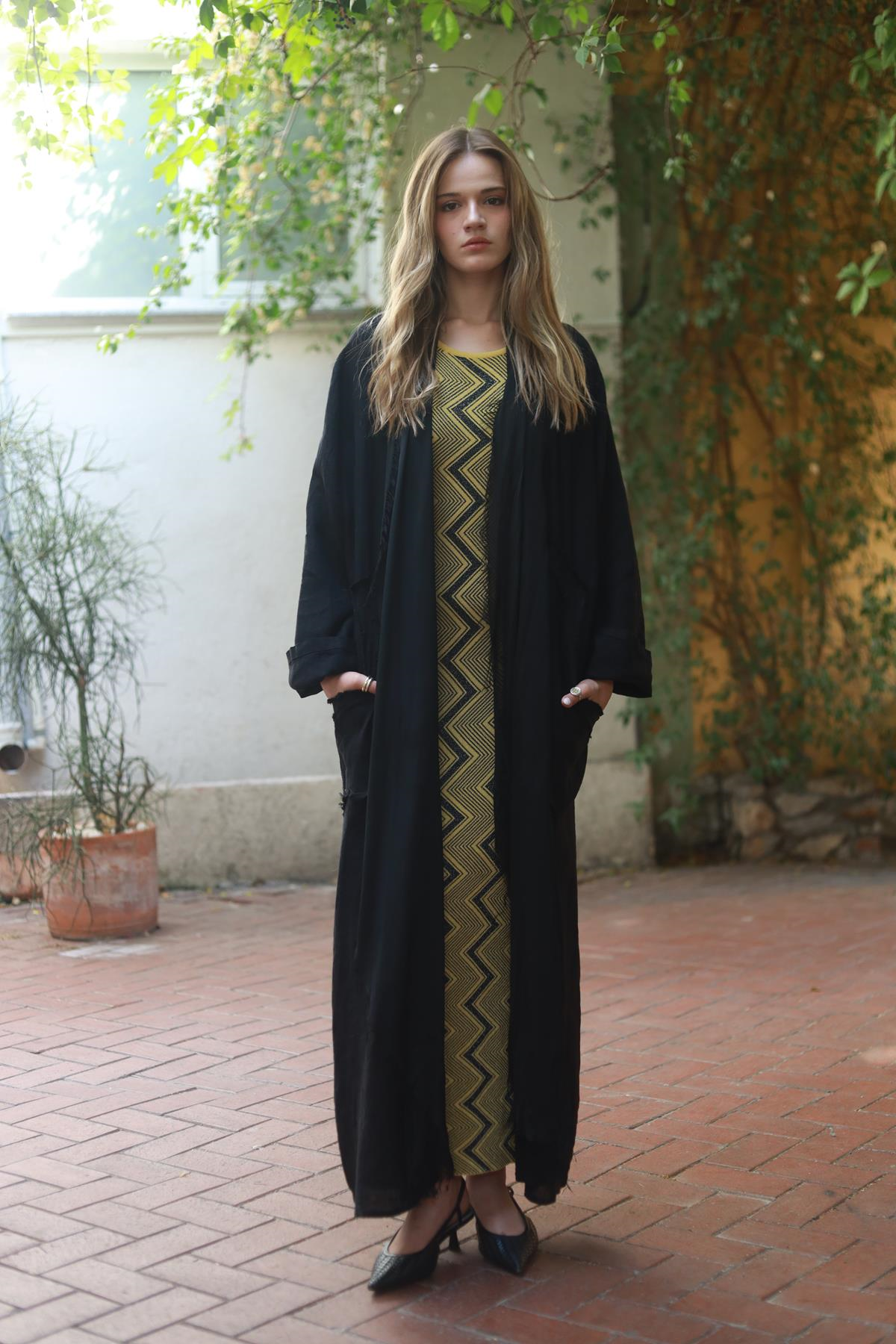 Siyah Cebi ve Yakası Püskül Detaylı Keten Kaftan