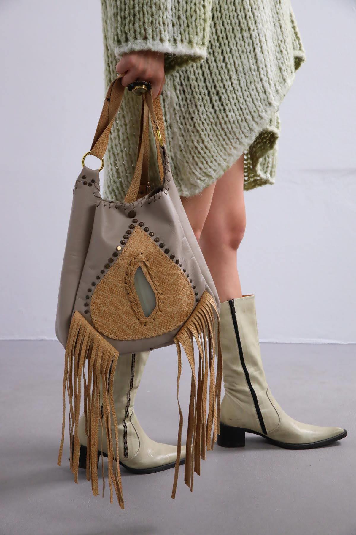  Krem Rengi Doğal Taş Detaylı Püsküllü Deri Çanta