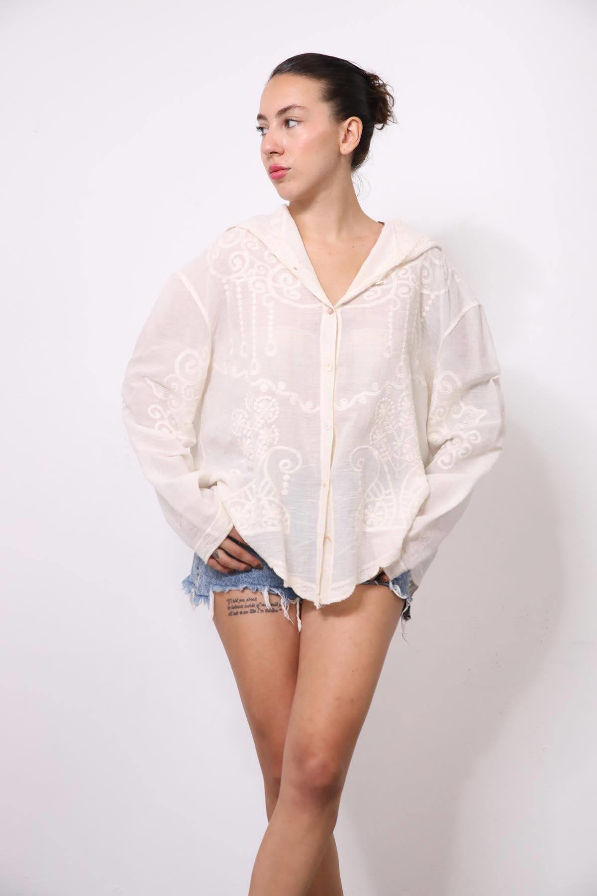  Krem Rengi Nakışlı Ters Dikiş Detaylı Kapüşonlu Gömlek