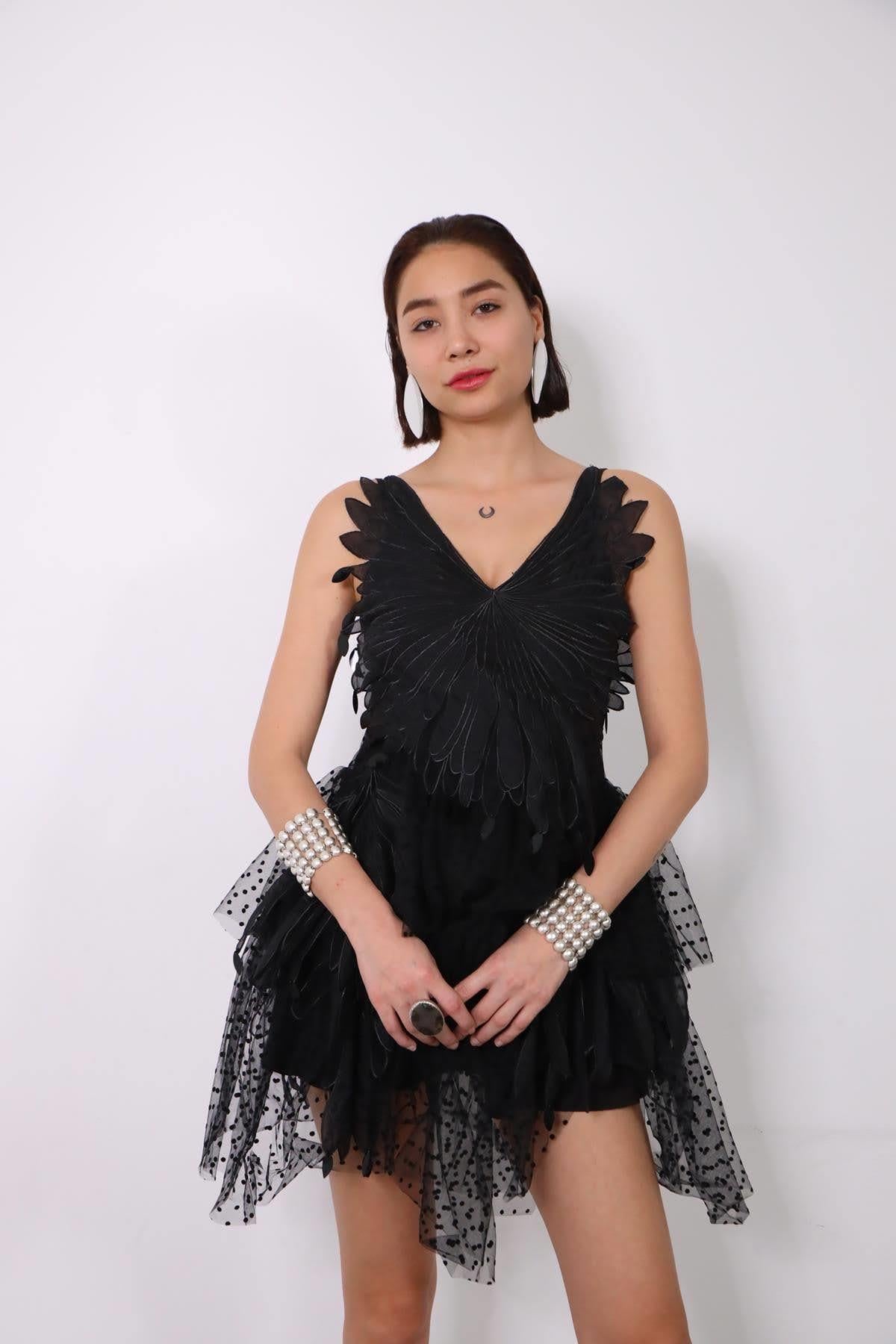 Siyah Asimetrik Tüy İşlemeli Puanlı Mini Tül Elbise - Şaman Butik Siyah Asimetrik Tüy İşlemeli Puanlı Mini Tül Elbise