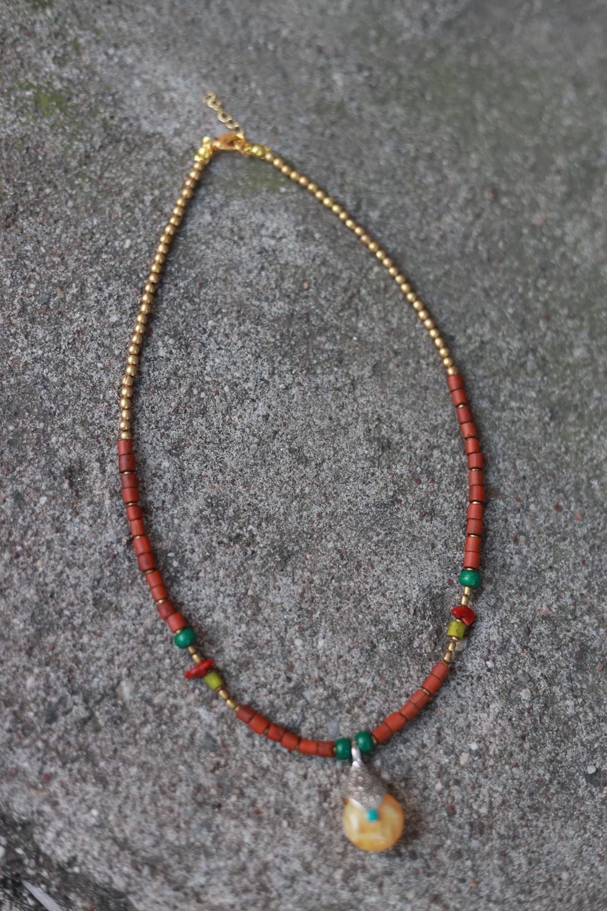 Mercan Ve Pirinç Detaylı Kolye