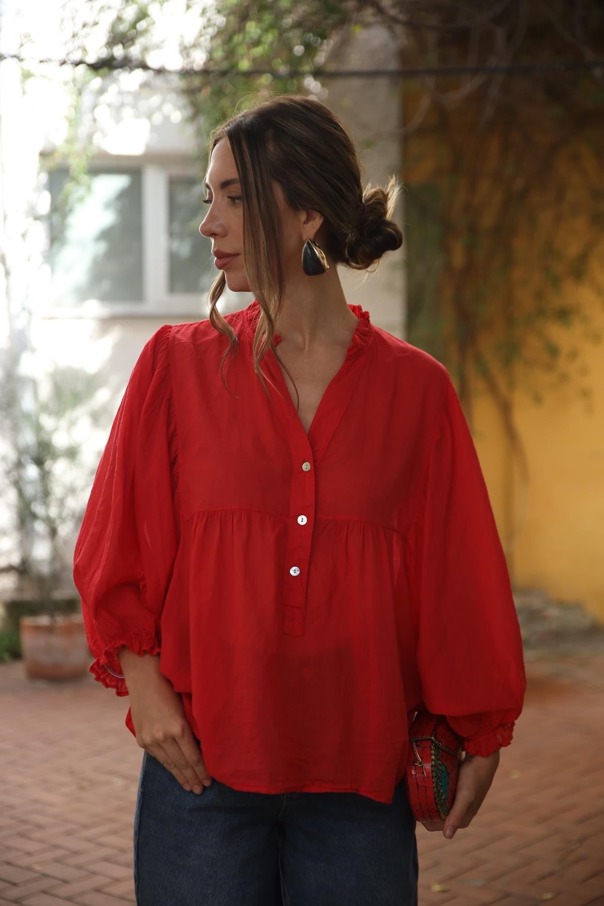 Kırmızı Yakası Volanlı Kolları Lastikli Düğmeli Bluz