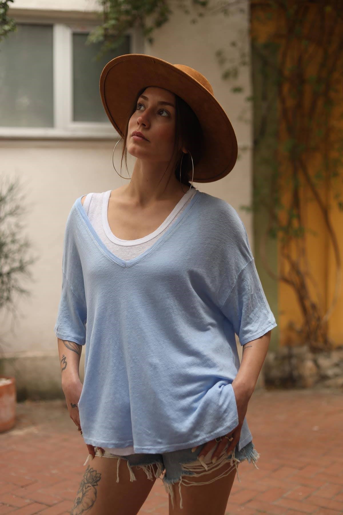 Mavi V Yaka Yırtmaçlı Keten Bluz