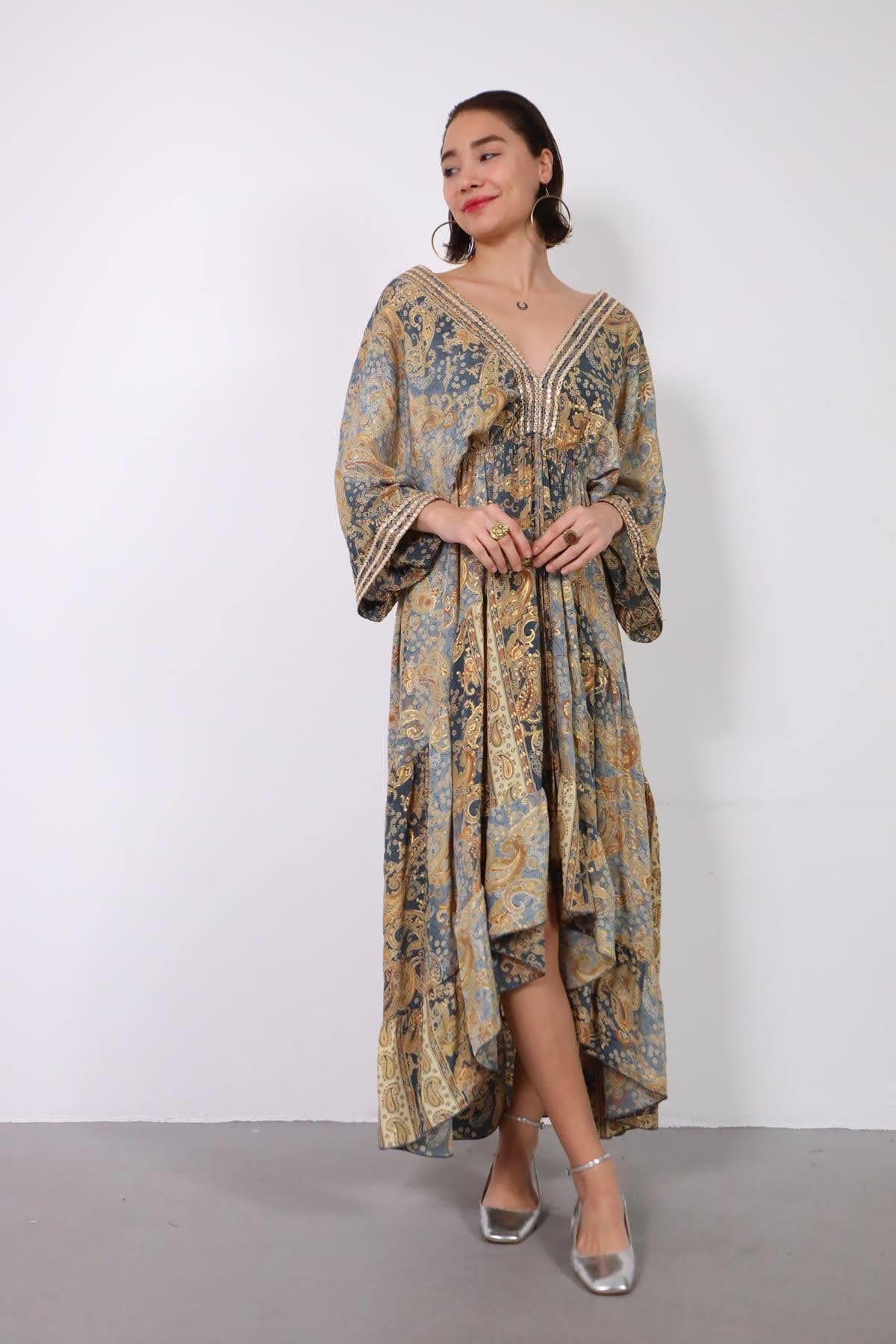  Gri Püsküllü V Yaka Otantik Desenli İpek Elbise