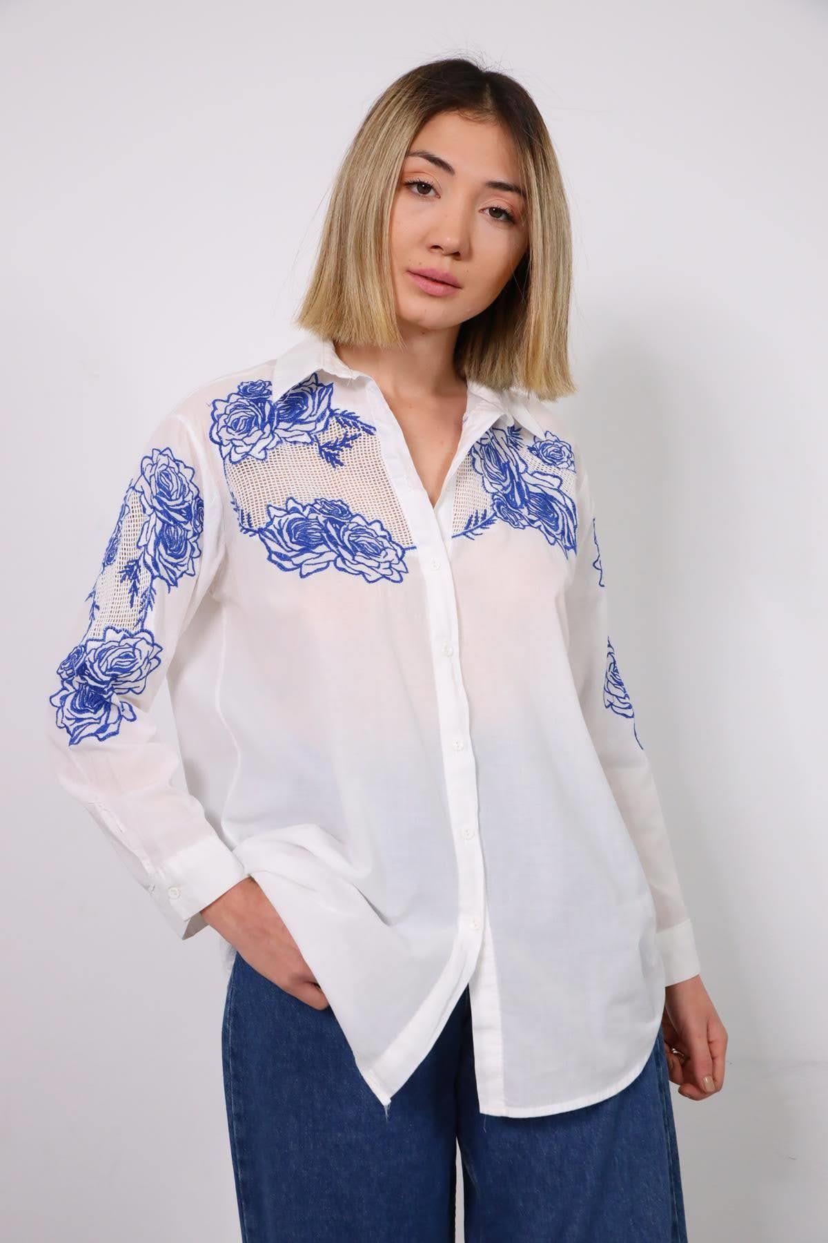 Beyaz File Detaylı Mavi Gül Desenli Gömlek - Şaman Butik Beyaz File Detaylı Mavi Gül Desenli Gömlek