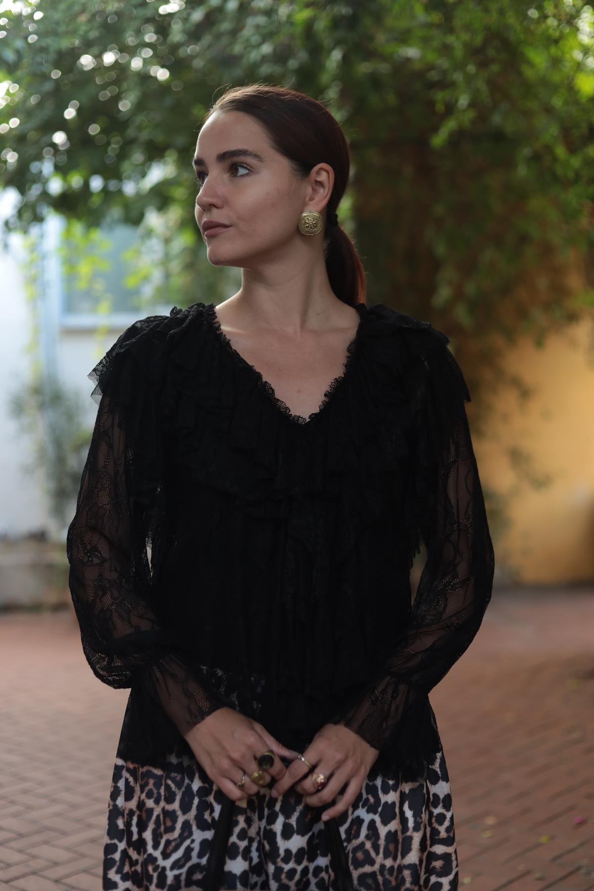 Siyah Yakası Volanlı Tül Bluz