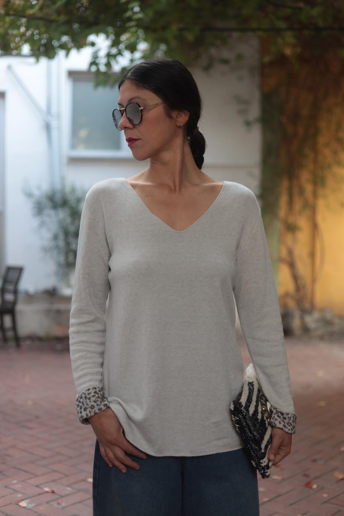 Bej V Yaka İçi Leopar Desenli Triko Bluz