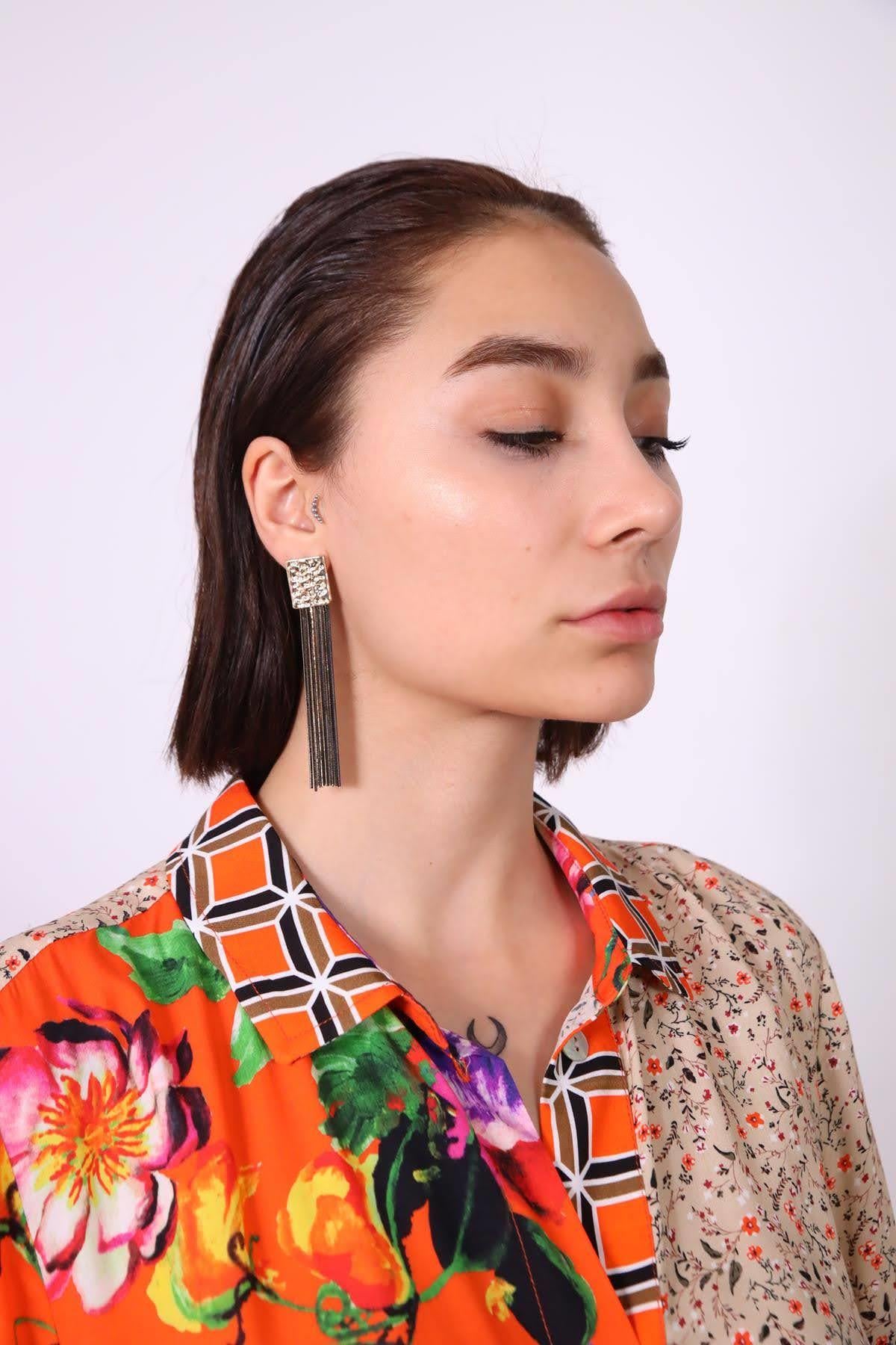  Gold Detaylı Püsküllü Küpe