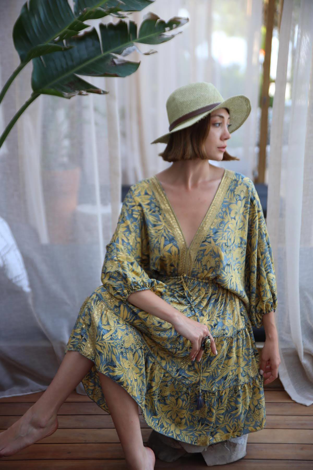  Gold Rengi Desenli V Yaka Sırt Dekolteli Kısa İpek Elbise