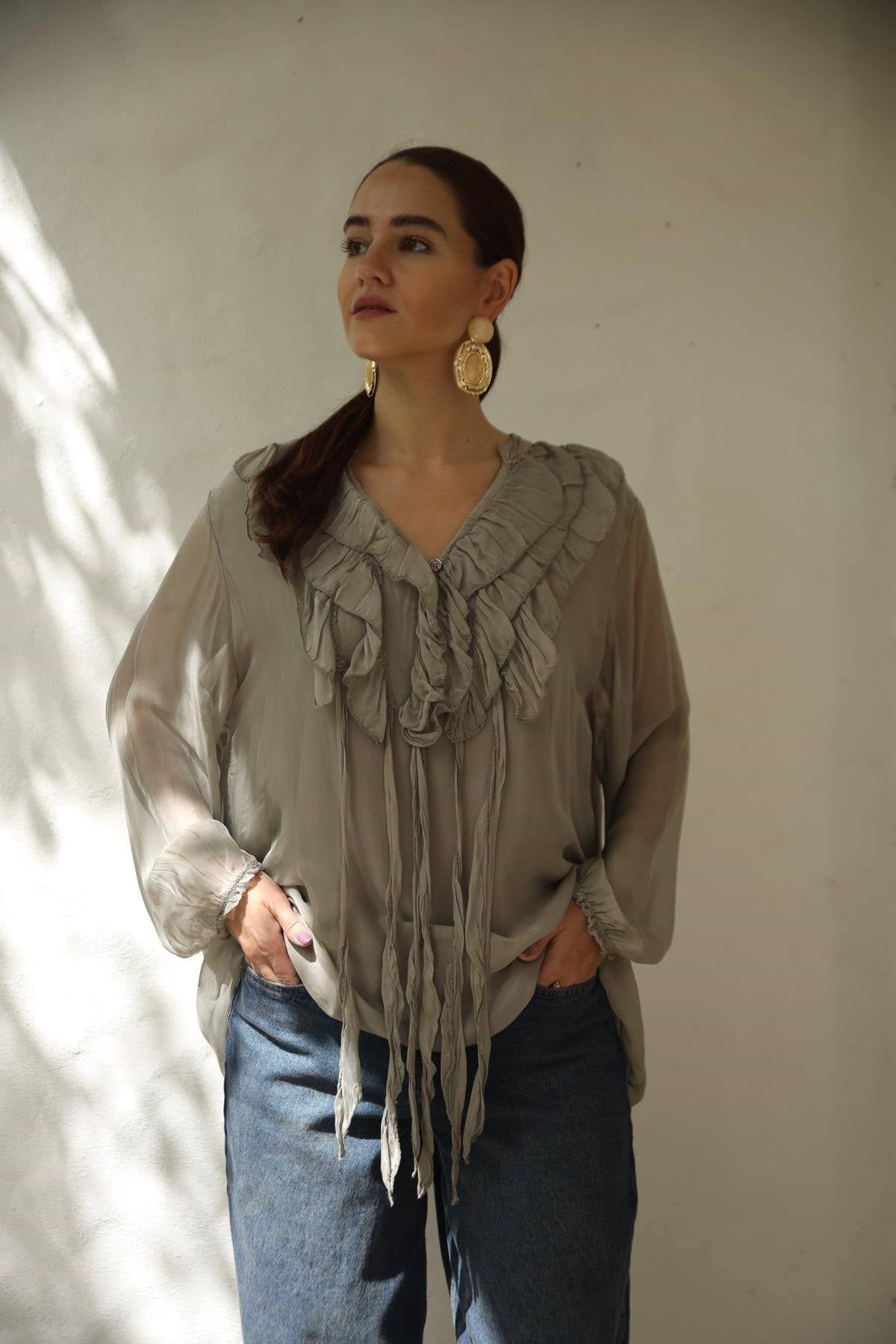 Vizon Rengi Fırfırlı Tek Düğmeli İpek Bluz