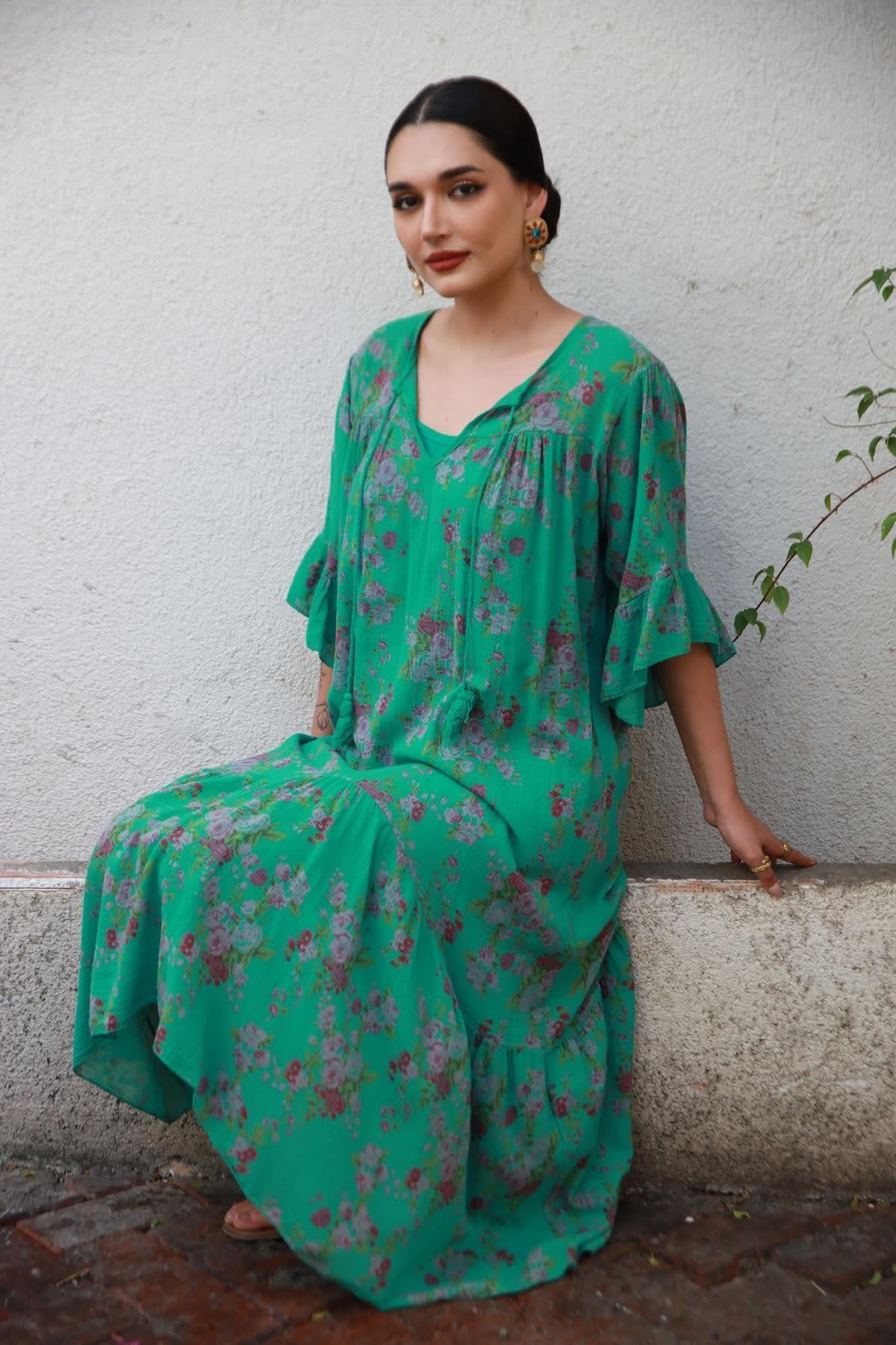 Yeşil Yakası Püsküllü Kolları Volanlı Çiçek Desenli Elbise