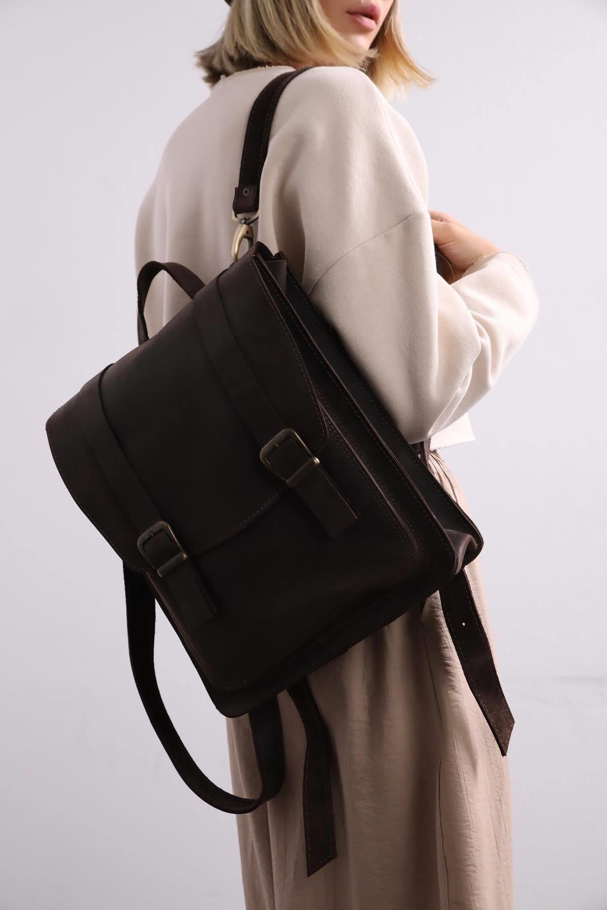 Koyu Kahverengi Kemerli Sırt Çantası - Şaman Butik Koyu Kahverengi Kemerli Sırt Çantası