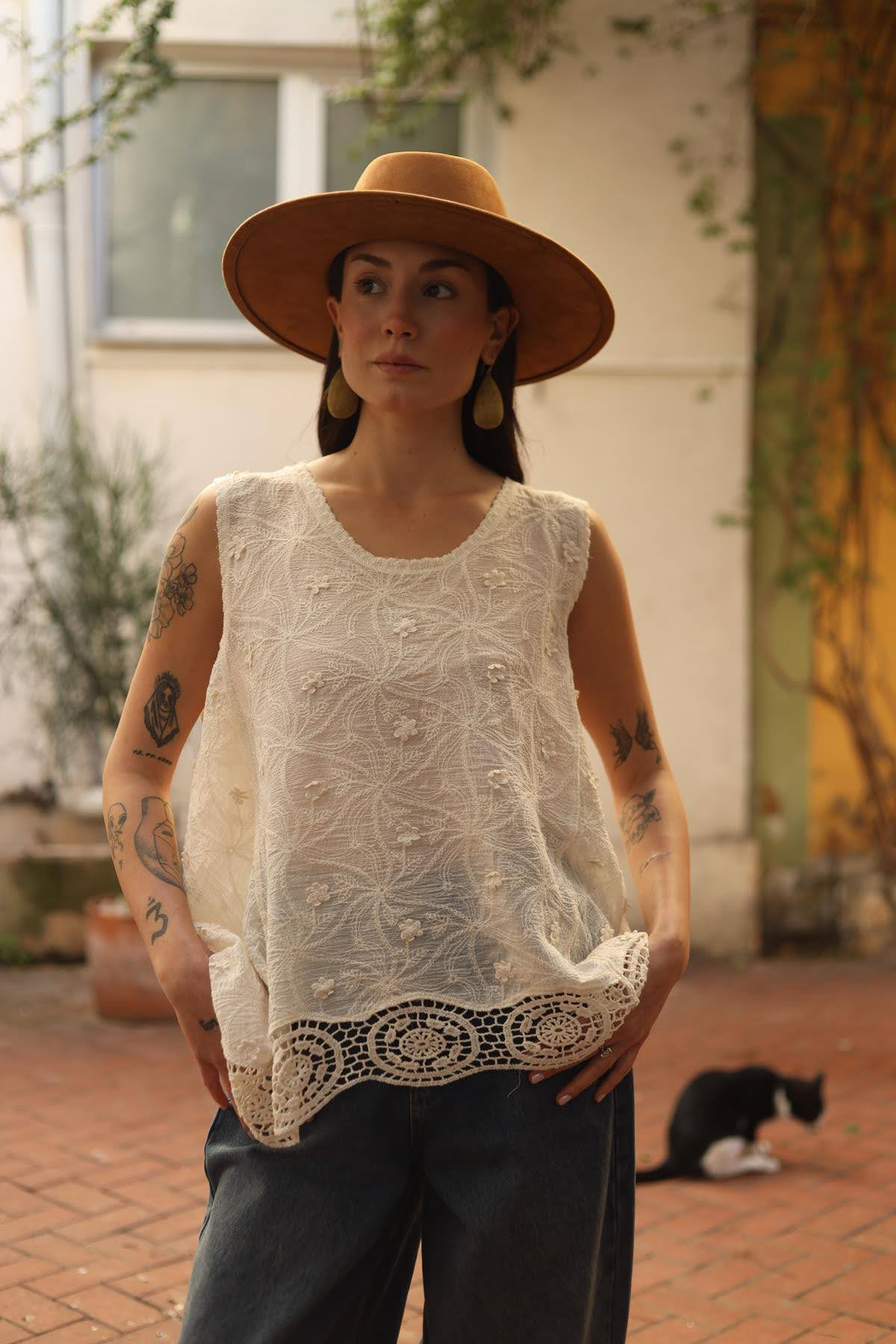 Ekru Eteği Dantelli Nakışlı Kolsuz Bluz