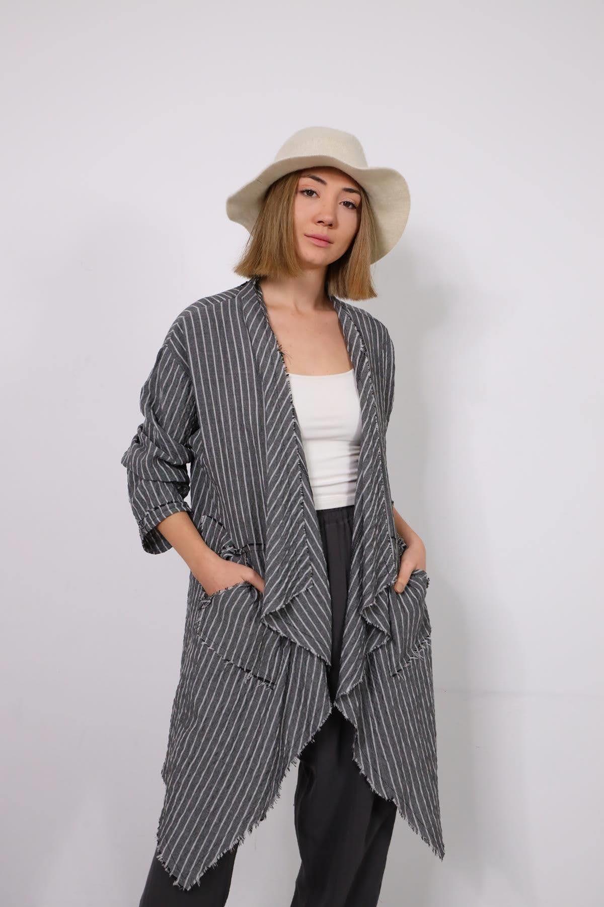 Antrasit Çizgili Saçak Detaylı Pelerin - Şaman Butik Antrasit Çizgili Saçak Detaylı Pelerin