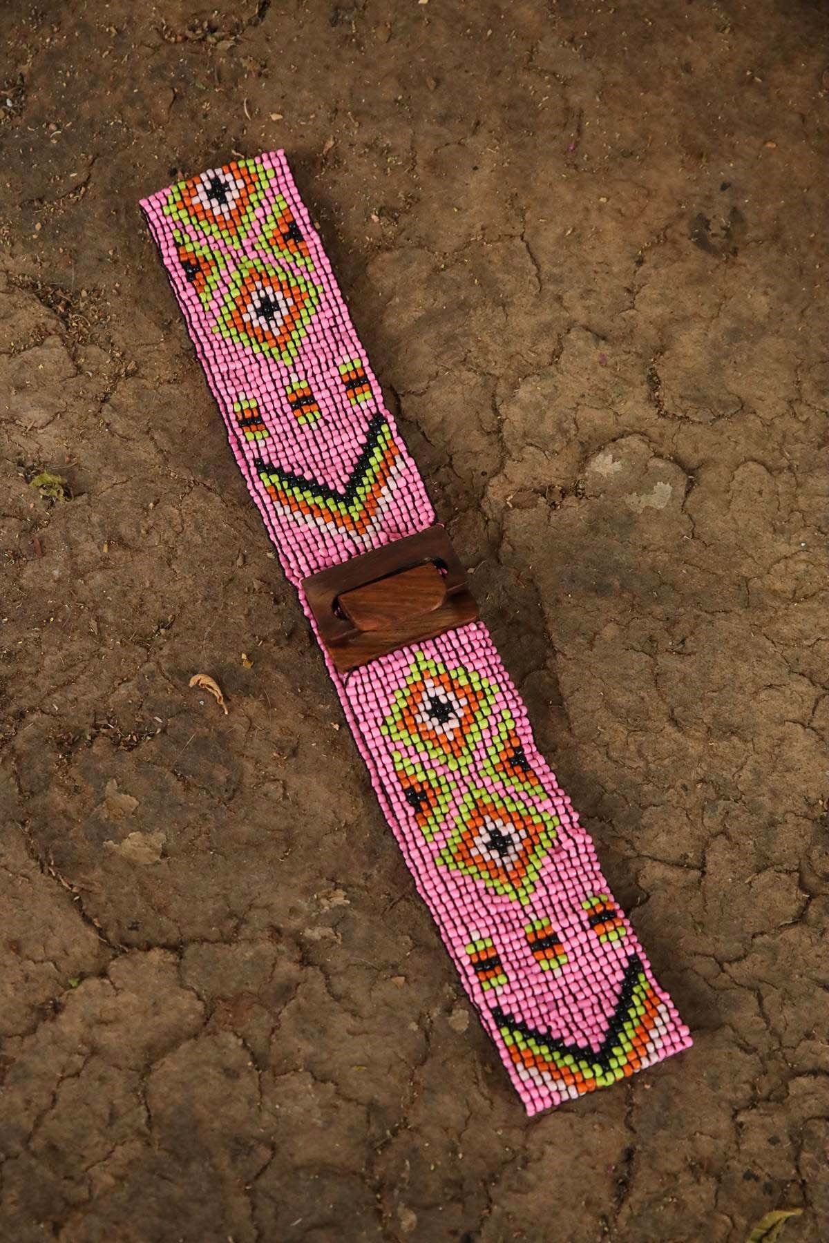 Pembe Ahşap Toka Detaylı Boncuk İşlemeli Elastik Kemer