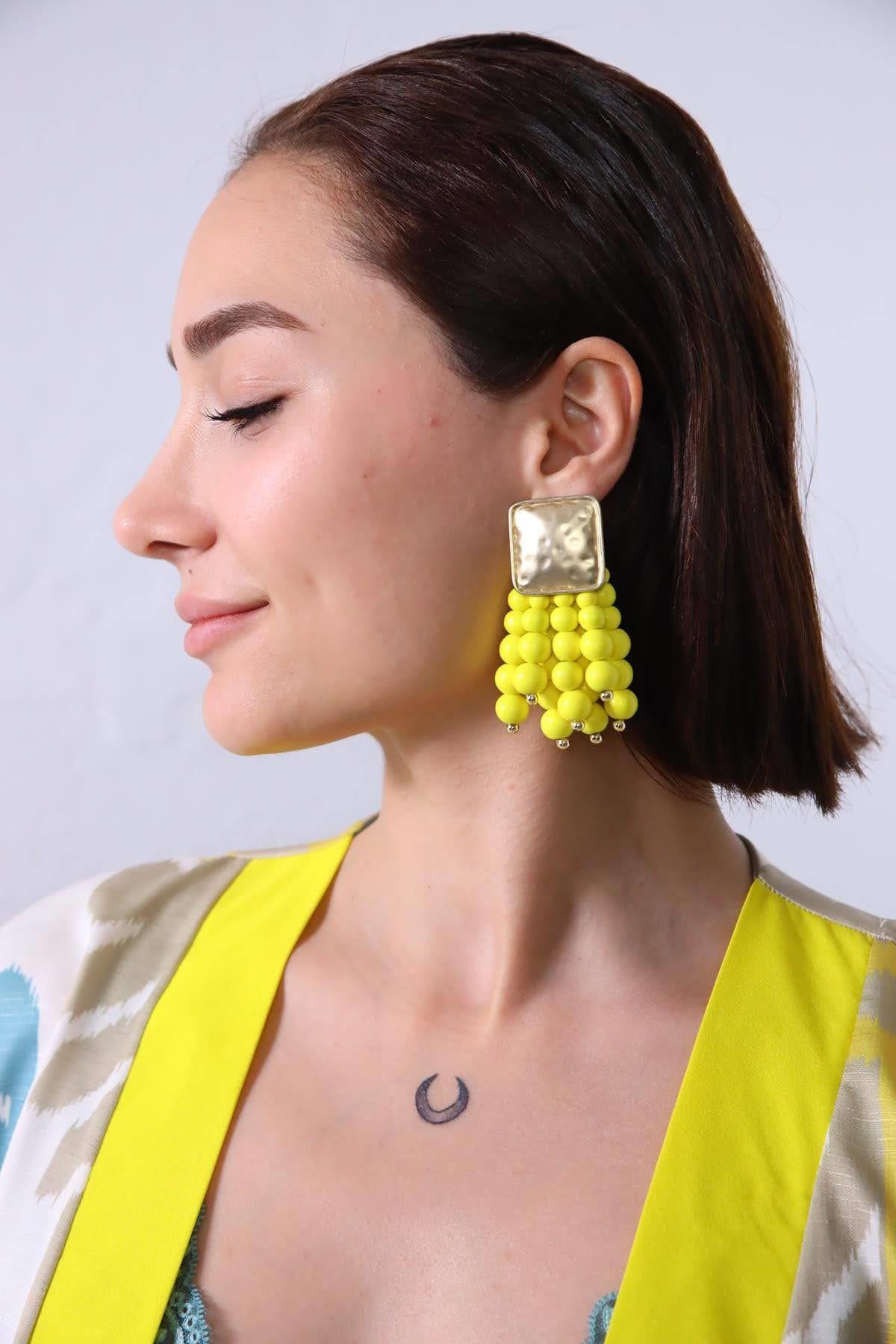  Bronz Detaylı Sallantılı Sarı Boncuklu Küpe