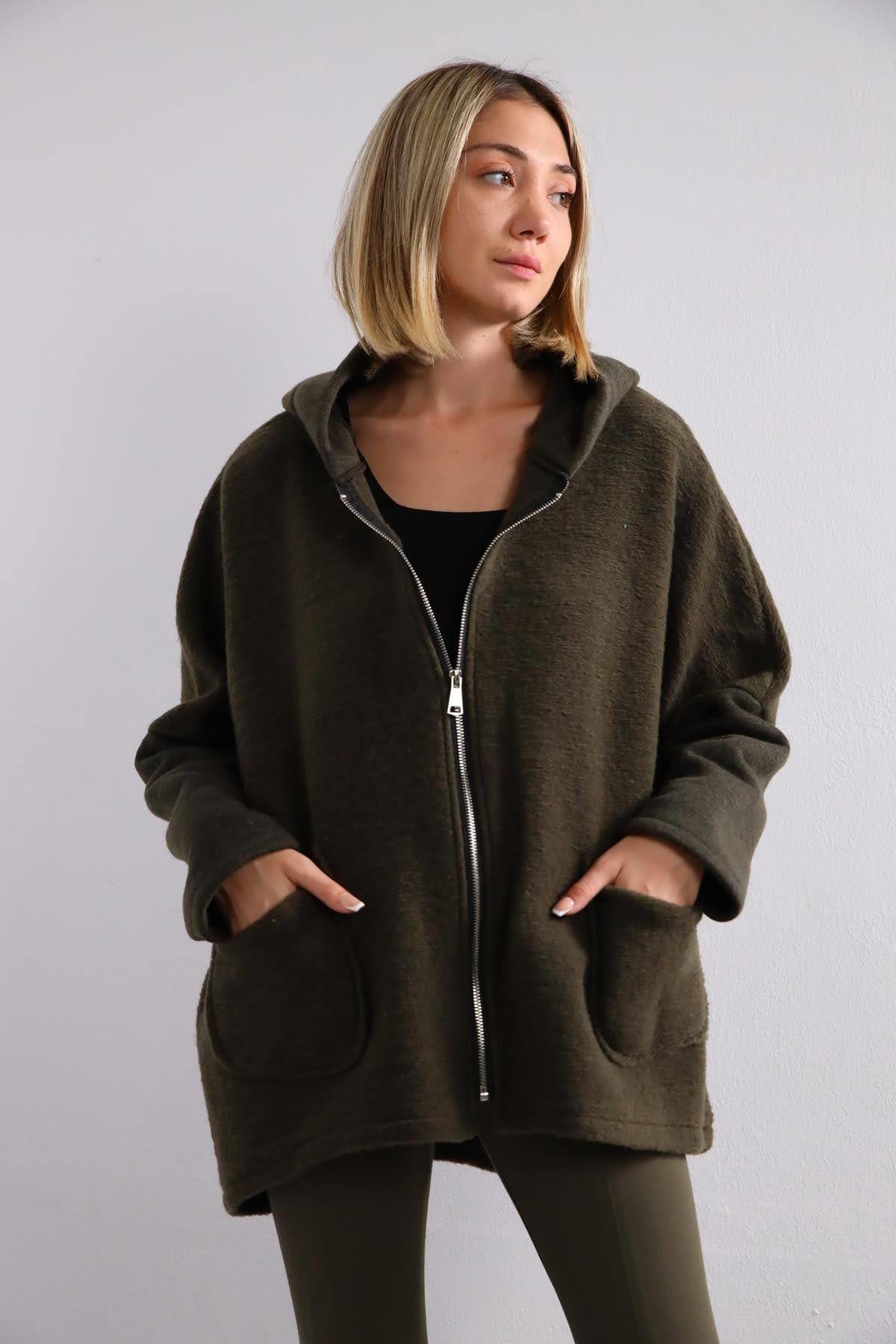  Haki Kapüşonlu Kısa Keçe Kaban