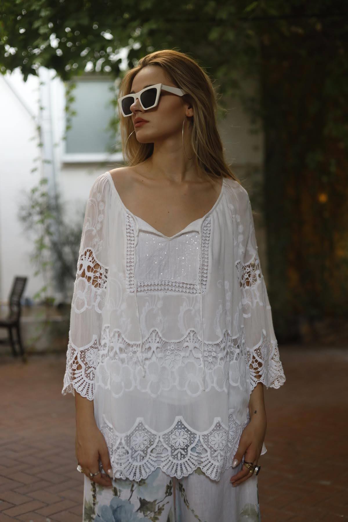 Beyaz Dantelli Payet Detaylı İpek Bluz