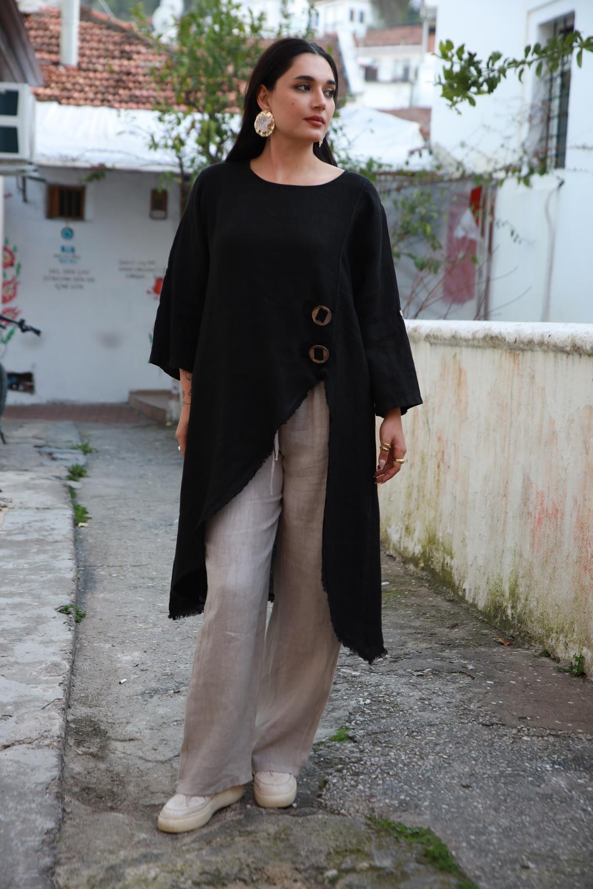 Siyah Püsküllü Asimetrik Kesim Tokalı Keten Tunik