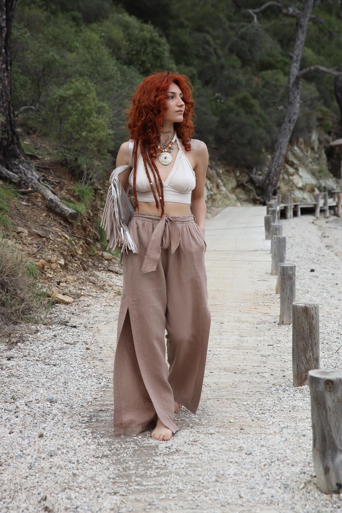 Sütlü Kahve Kemer ve Püskül Detaylı Yırtmaçlı Müslin Pantolon