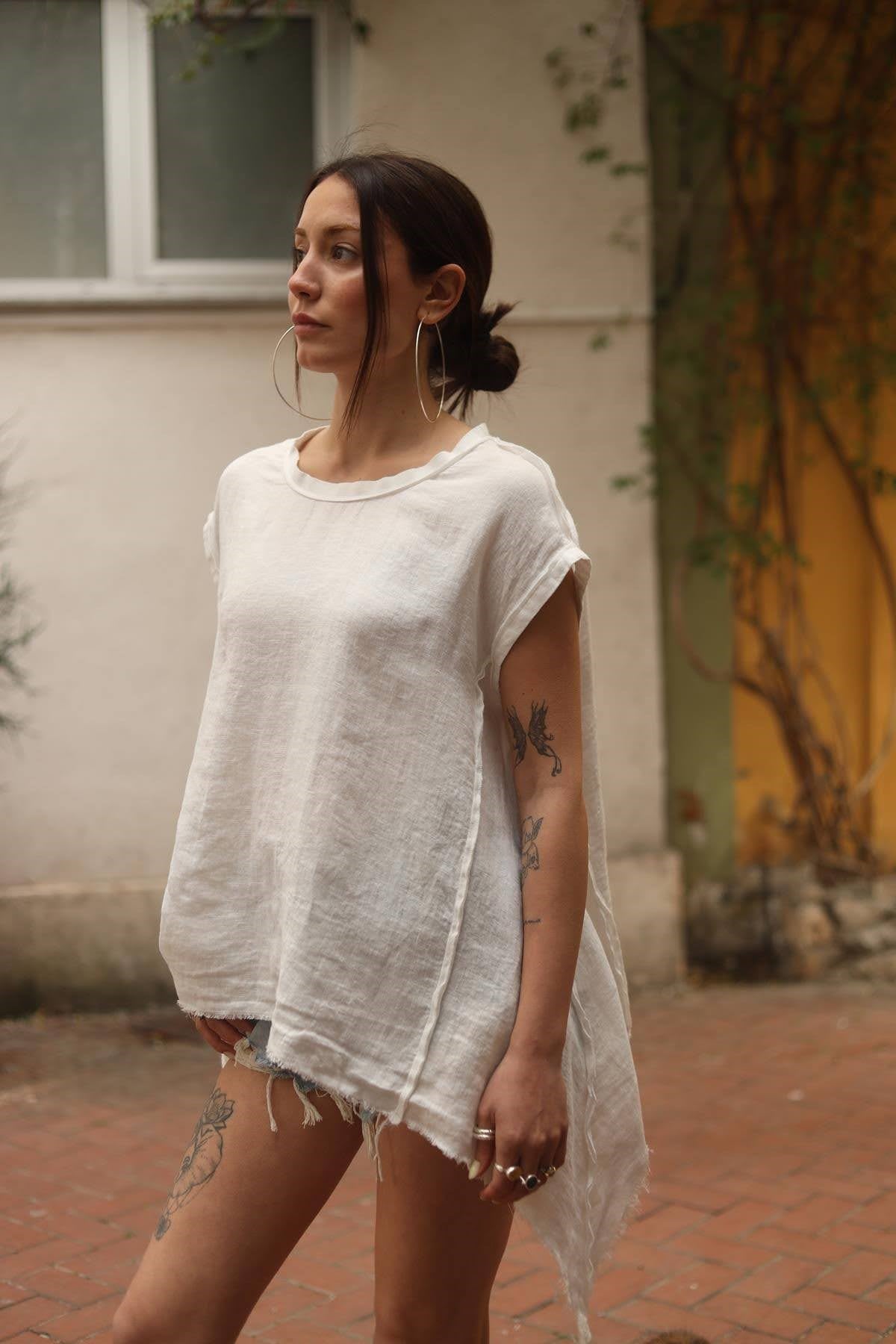 Beyaz Dikiş Detaylı Asimetrik Keten Bluz