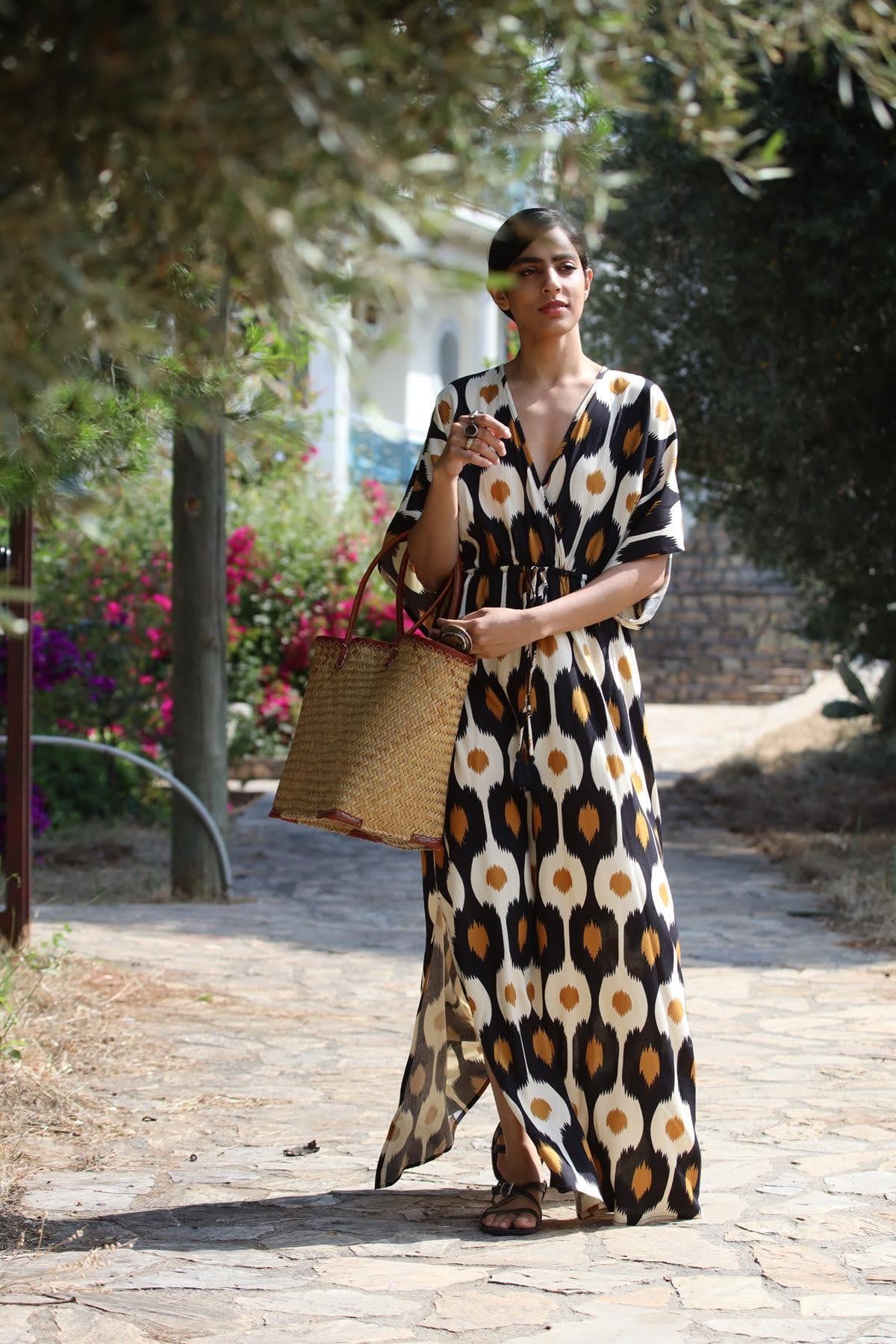 Siyah Kruvaze Yaka Beli Büzgülü Elbise