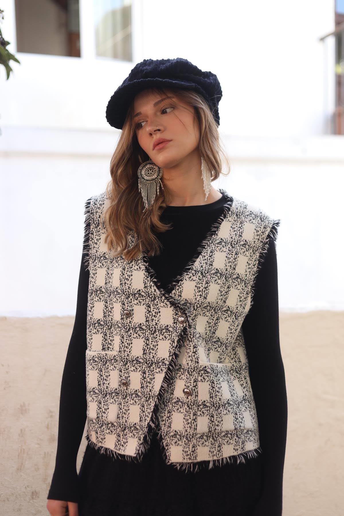 Ekru Desenli Yumuşak Triko Yelek