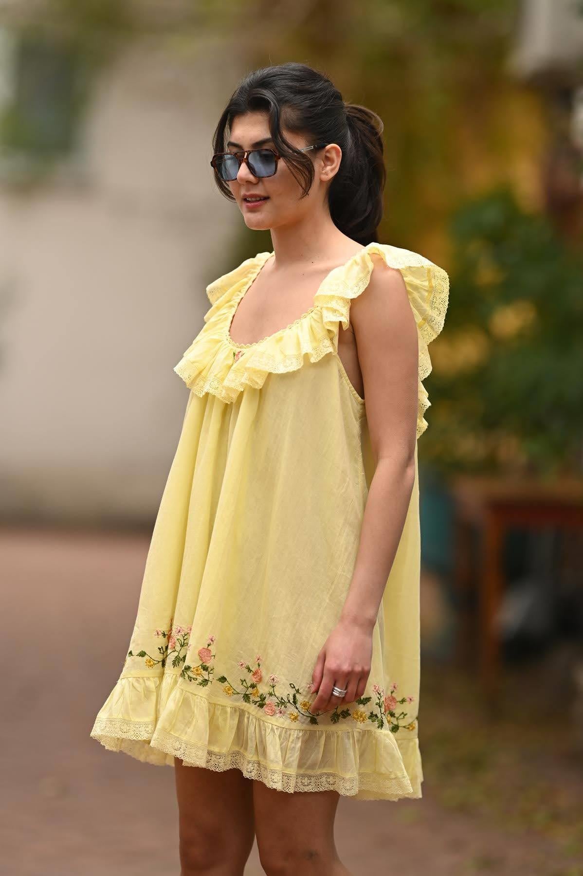 Limon Sarısı Yakası Volanlı Dantelli Nakışlı Mini Elbise