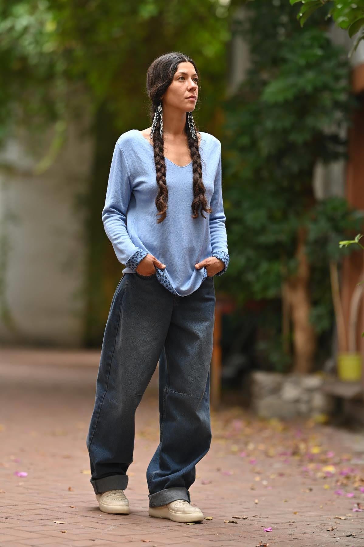 Mavi V Yaka İçi Leopar Desenli Triko Bluz