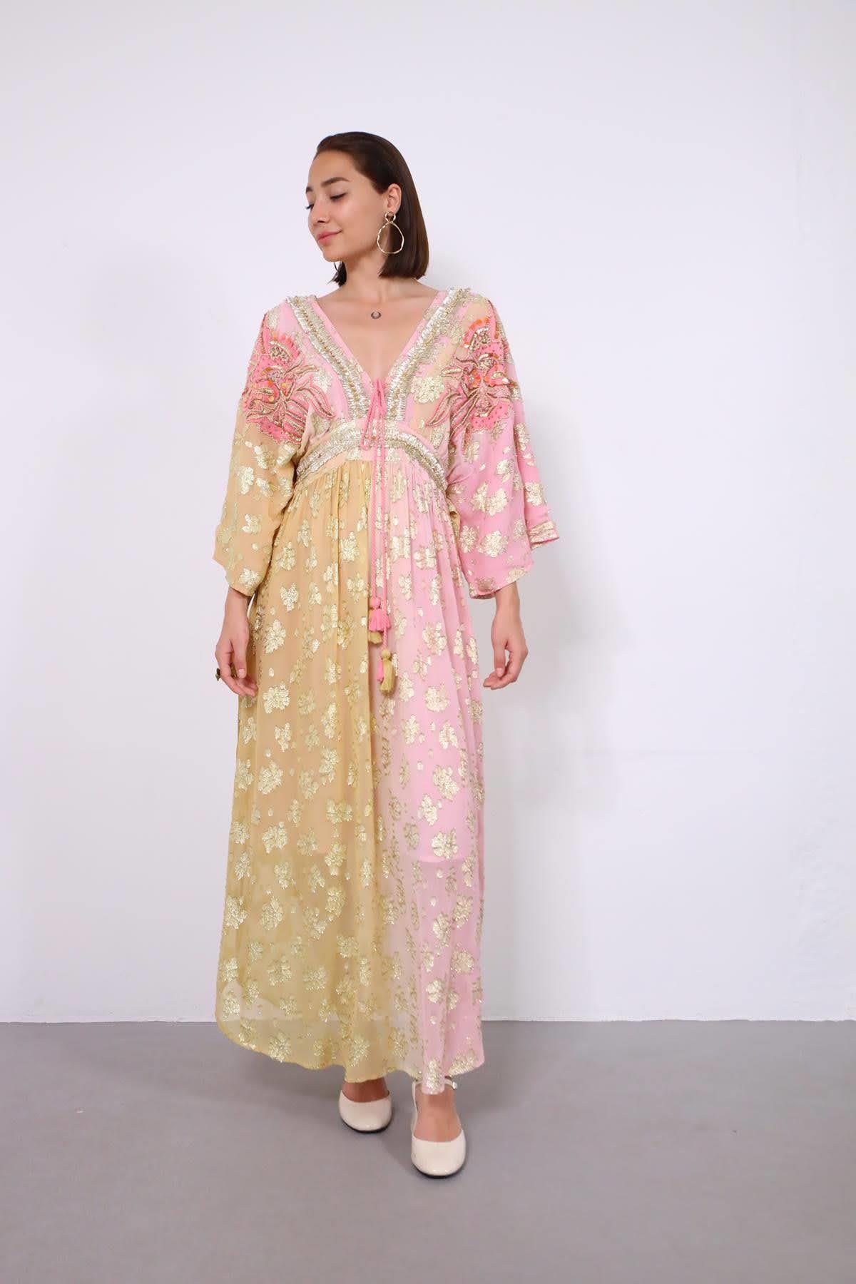 Pembe Yakası Püsküllü Sim İşlemeli Gradyanlı Elbise - Şaman Butik Pembe Yakası Püsküllü Sim İşlemeli Gradyanlı Elbise