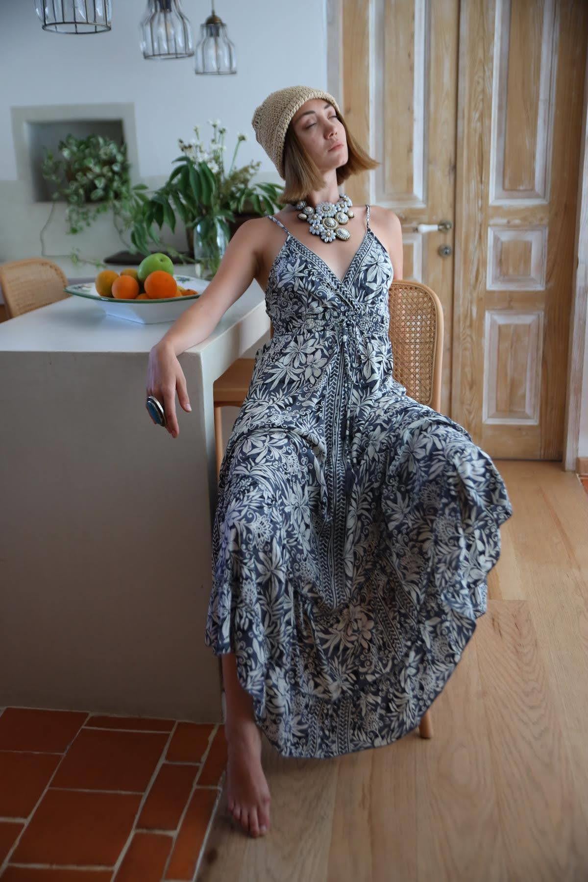 Gri Desenli Sırtı Gipeli İp Askılı İpek Elbise - Şaman Butik Gri Desenli Sırtı Gipeli İp Askılı İpek Elbise