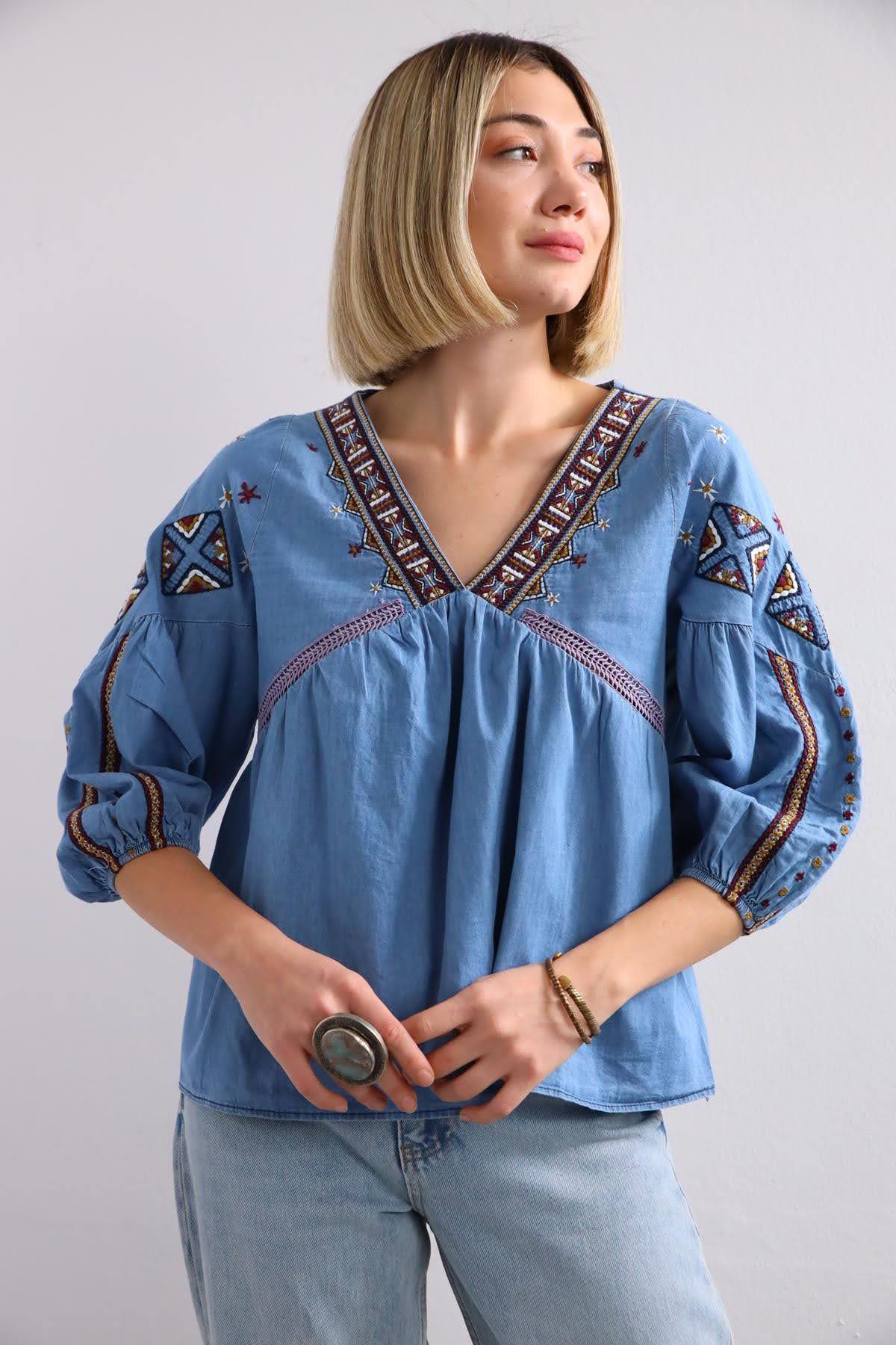 Açık Mavi İşlemeli V Yaka Balon Kol Bluz - Şaman Butik - Bohem Giyim ve Aksesuar | Kadın & Erkek Açık Mavi İşlemeli V Yaka Balon Kol Bluz