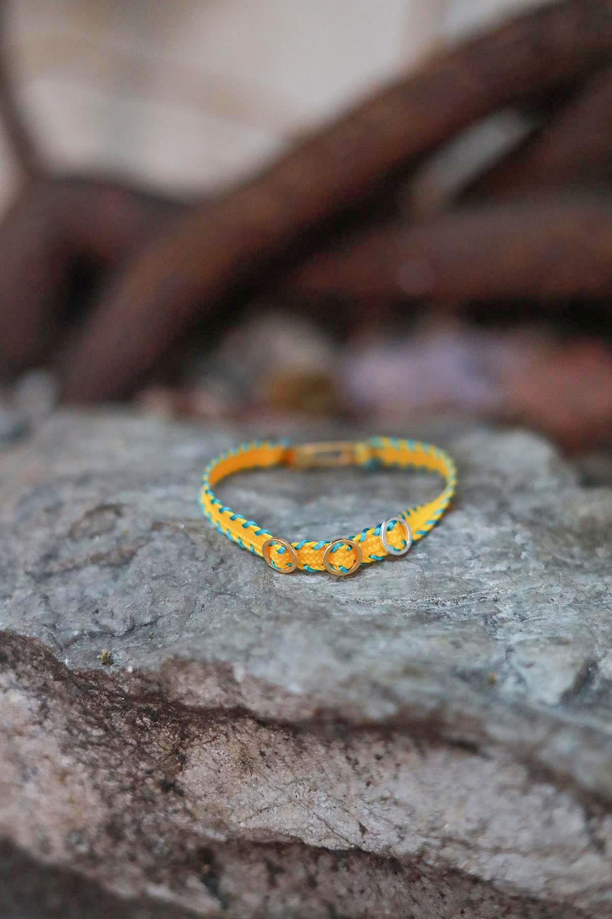 Halka Detaylı Sarı Bileklik