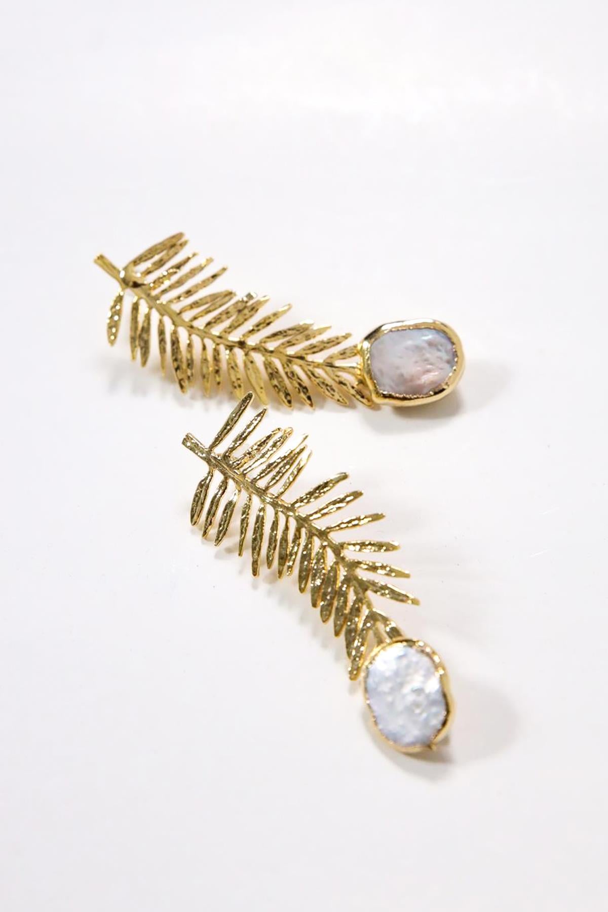  Yaprak Tasarım Sedef Detaylı Altın Kaplama Küpe