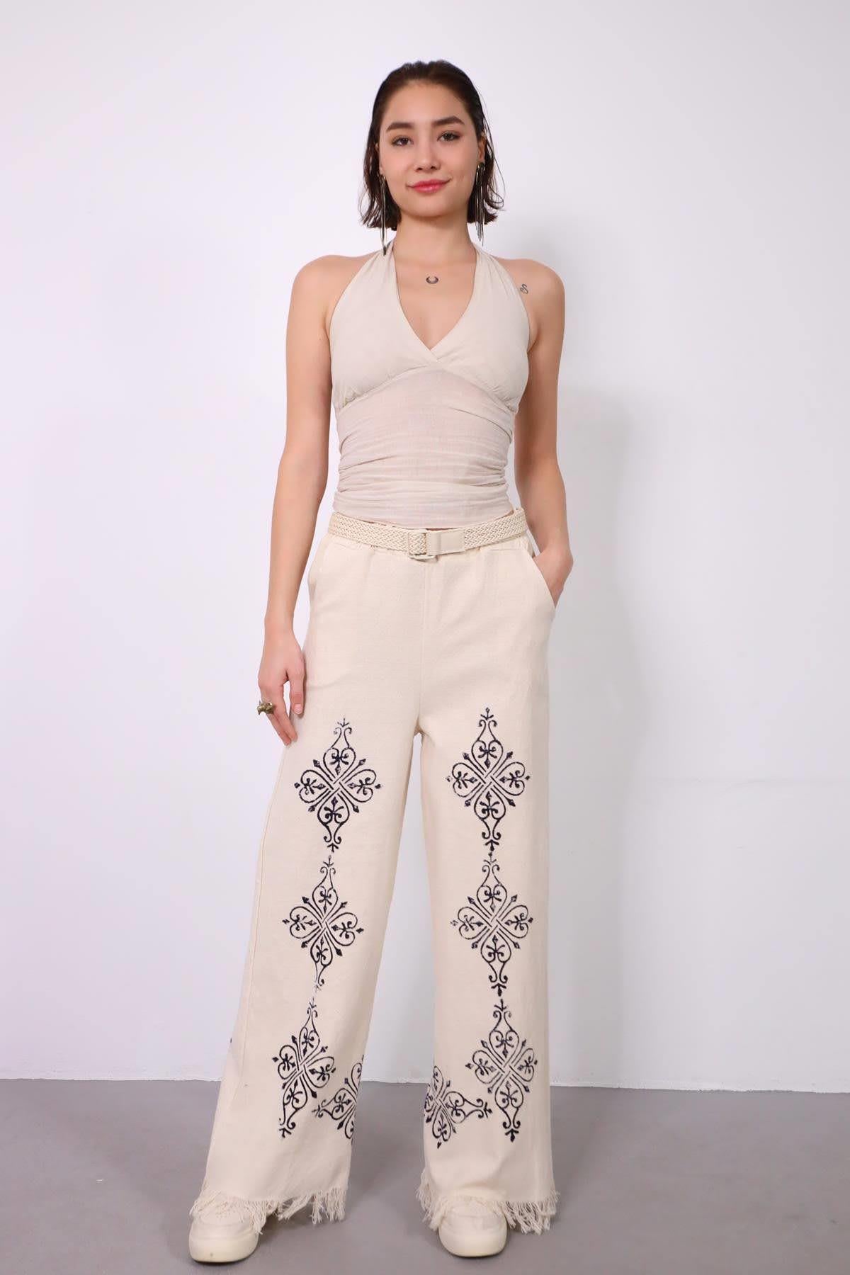 Krem Rengi Paçası Püsküllü Otantik Desenli Pantolon - Şaman Butik Krem Rengi Paçası Püsküllü Otantik Desenli Pantolon