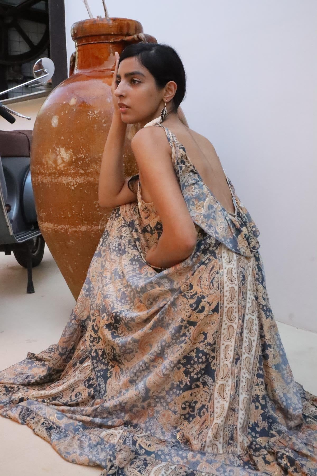 Gri Arkası Fırfırlı İpek Elbise - Şaman Butik Gri Arkası Fırfırlı İpek Elbise