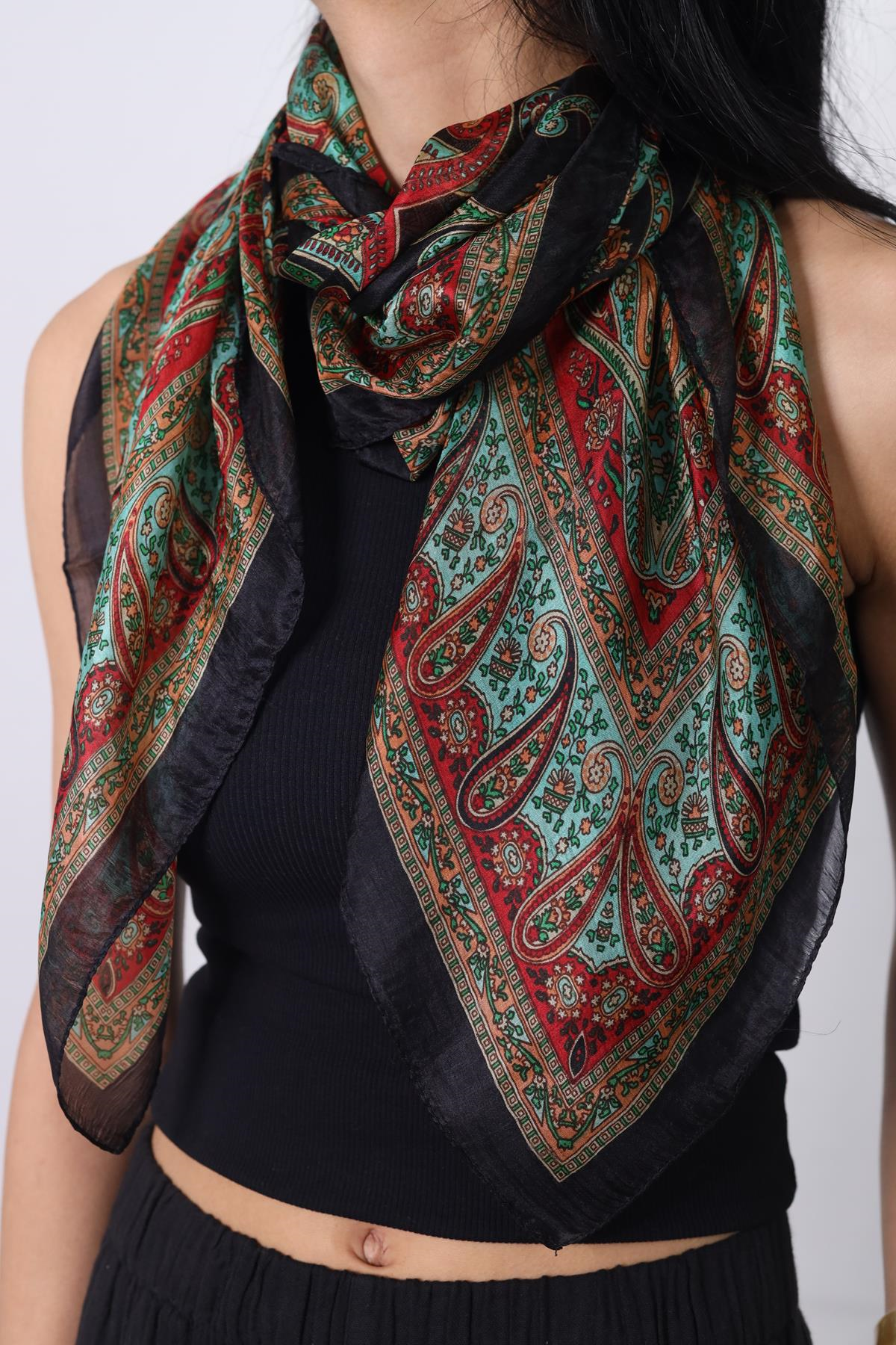 Siyah Desenli Kare İpek Şal