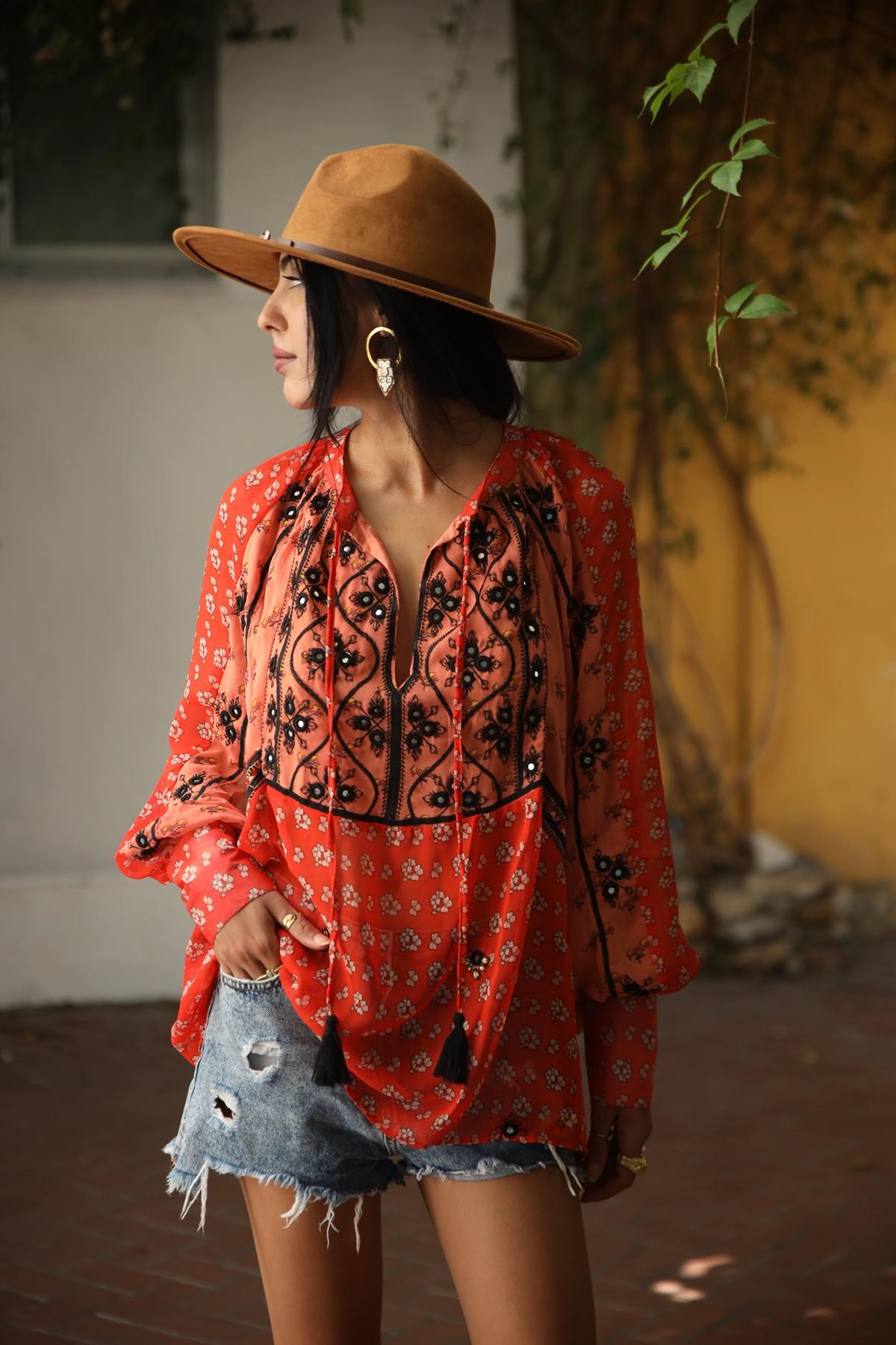 Mercan Rengi Kalın Manşetli Ayna Detaylı İşlemeli Rayon Bluz