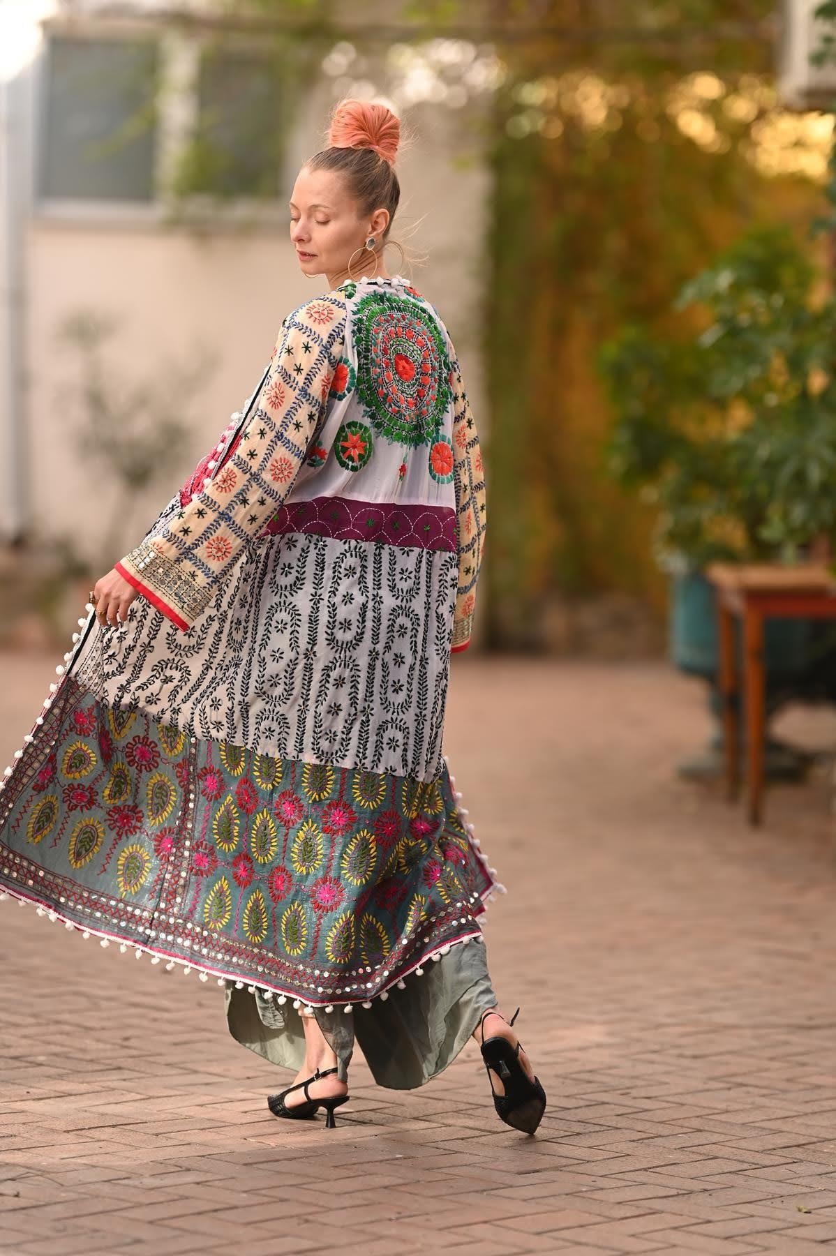 Renkli Pul İşlemeli Kenarları Ponponlu Bohem Kaftan