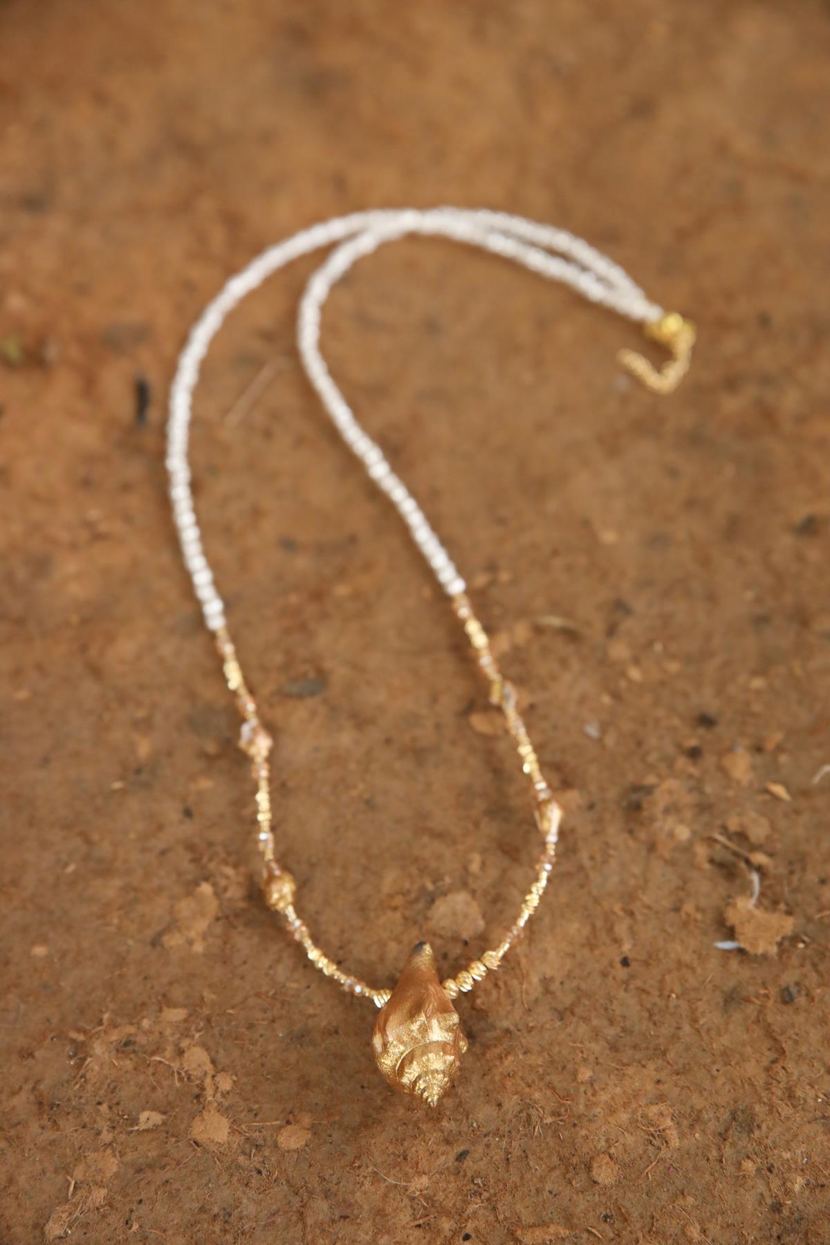 Deniz Kabuğu Görünümlü Uzun Kolye